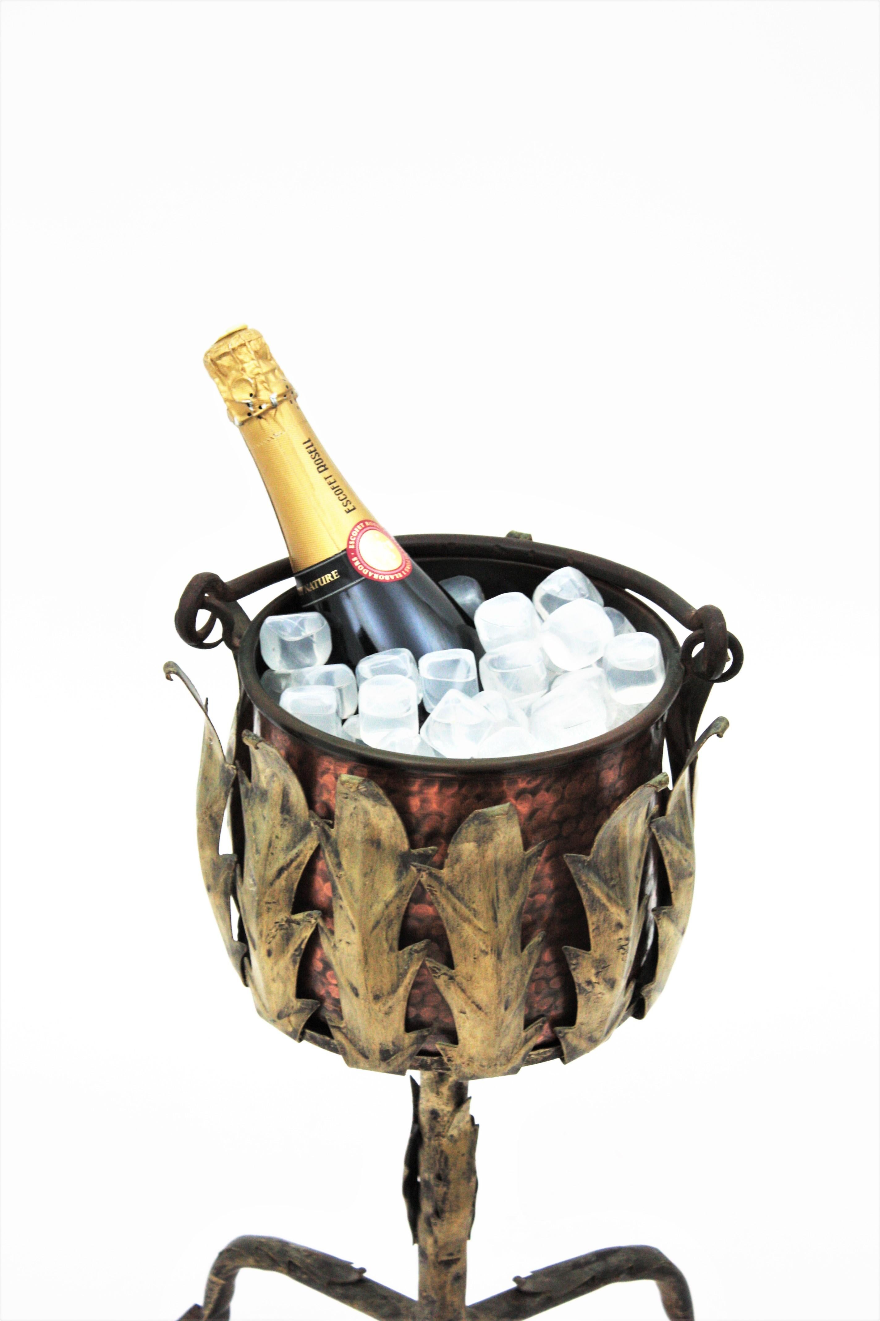 Fer forgé Seau à glace à champagne ou à vin sur support Foliage en fer doré et cuivre en vente