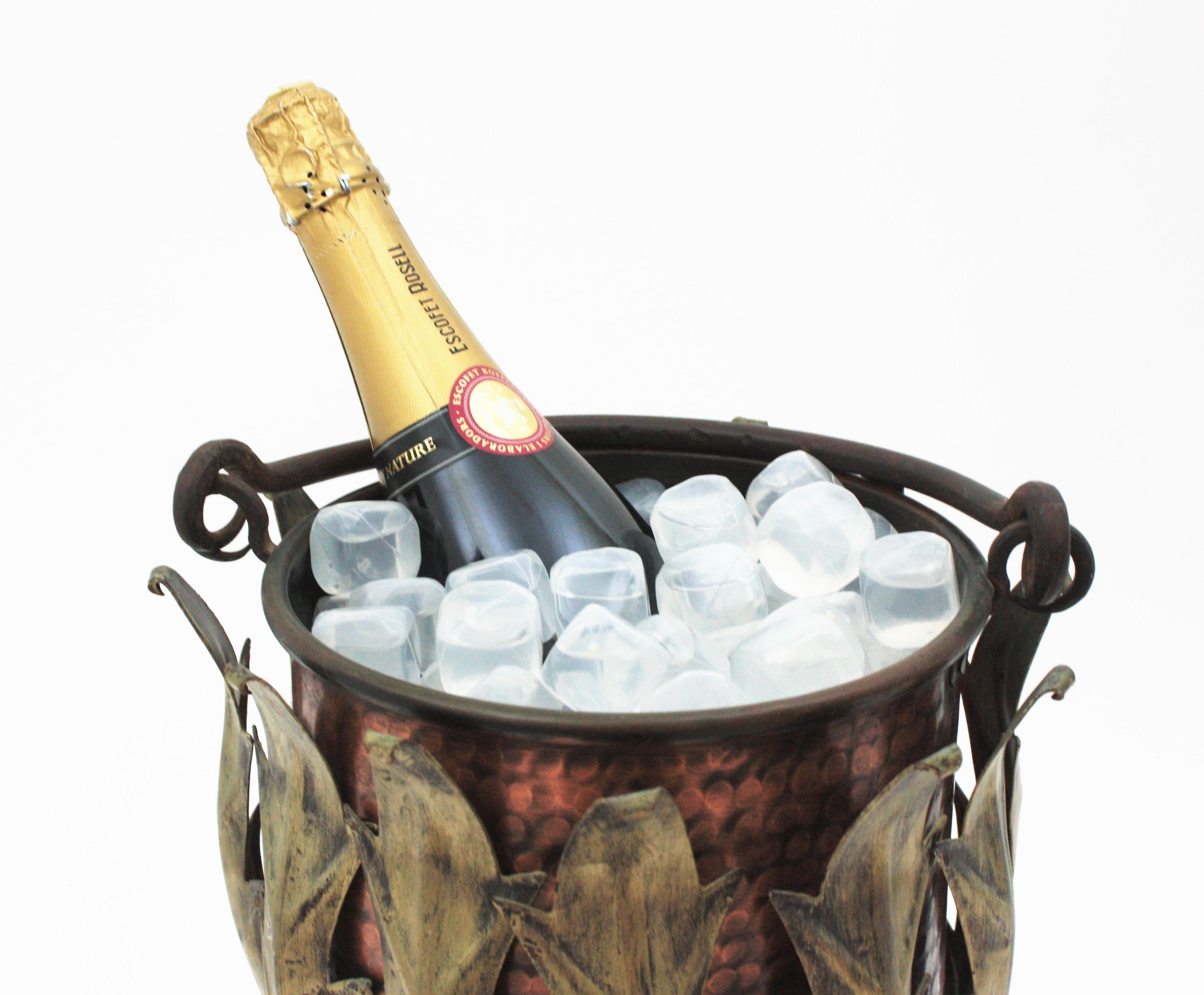 Champagner- oder Weinkühlerständer aus vergoldetem Eisen und Kupfer mit Blattwerk im Angebot 1