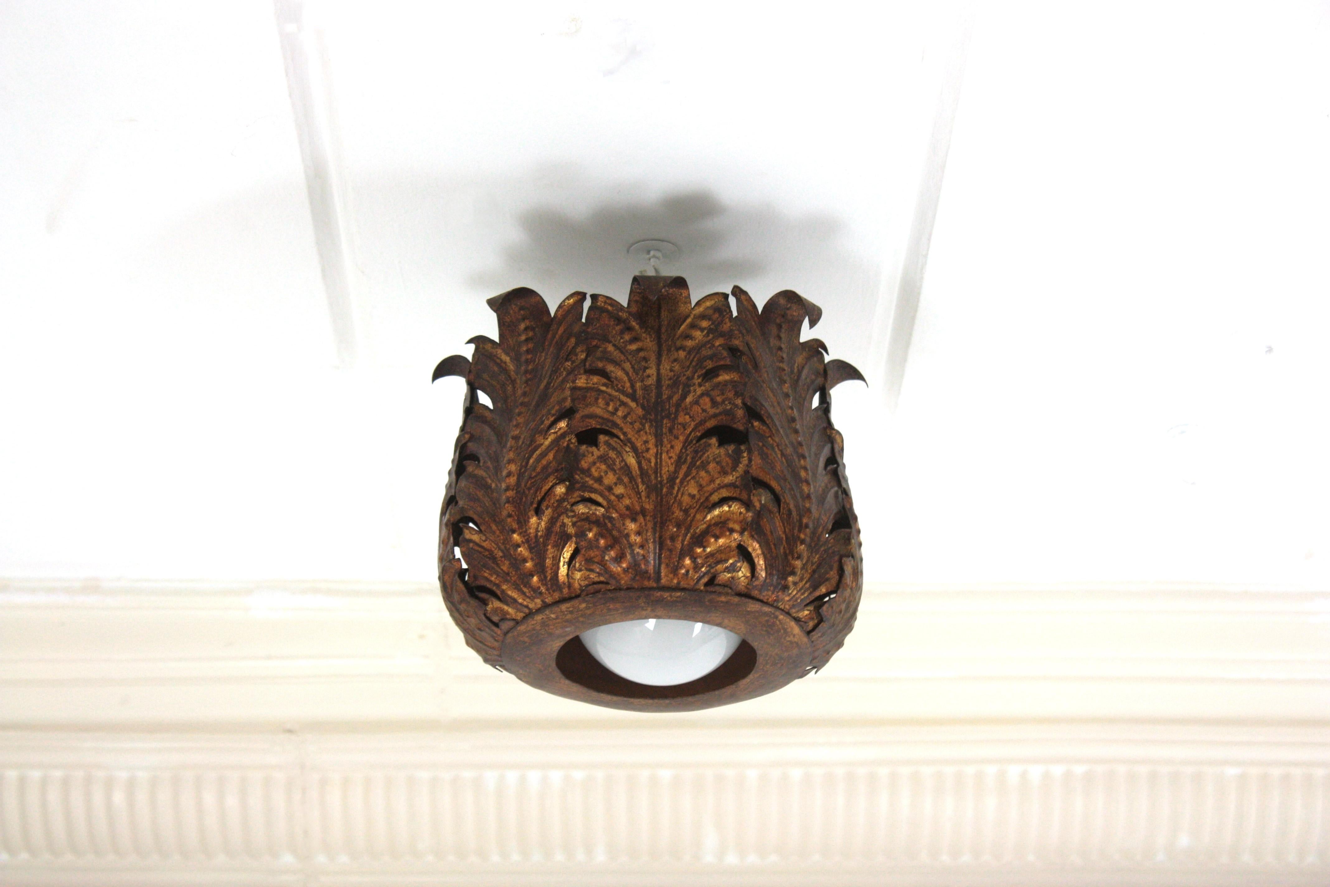 Foliage Crown Ceiling Light Fixture in Gilt Metal In Good Condition For Sale In Barcelona, ES