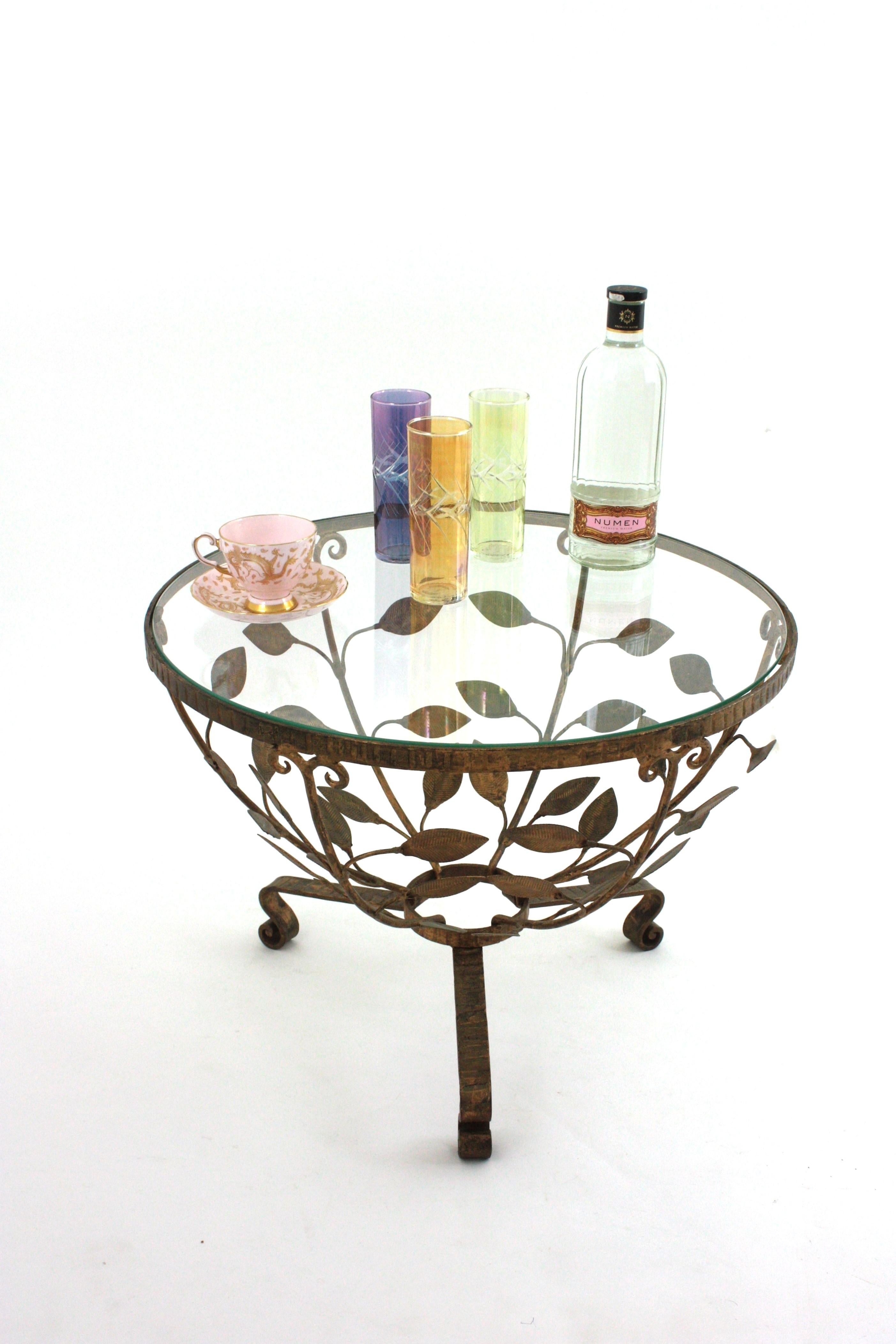 Hollywood Regency Foliage Drinks Coffee Table / Side Table in Gilt Iron by Ferro Art, Spain 1950 For Sale