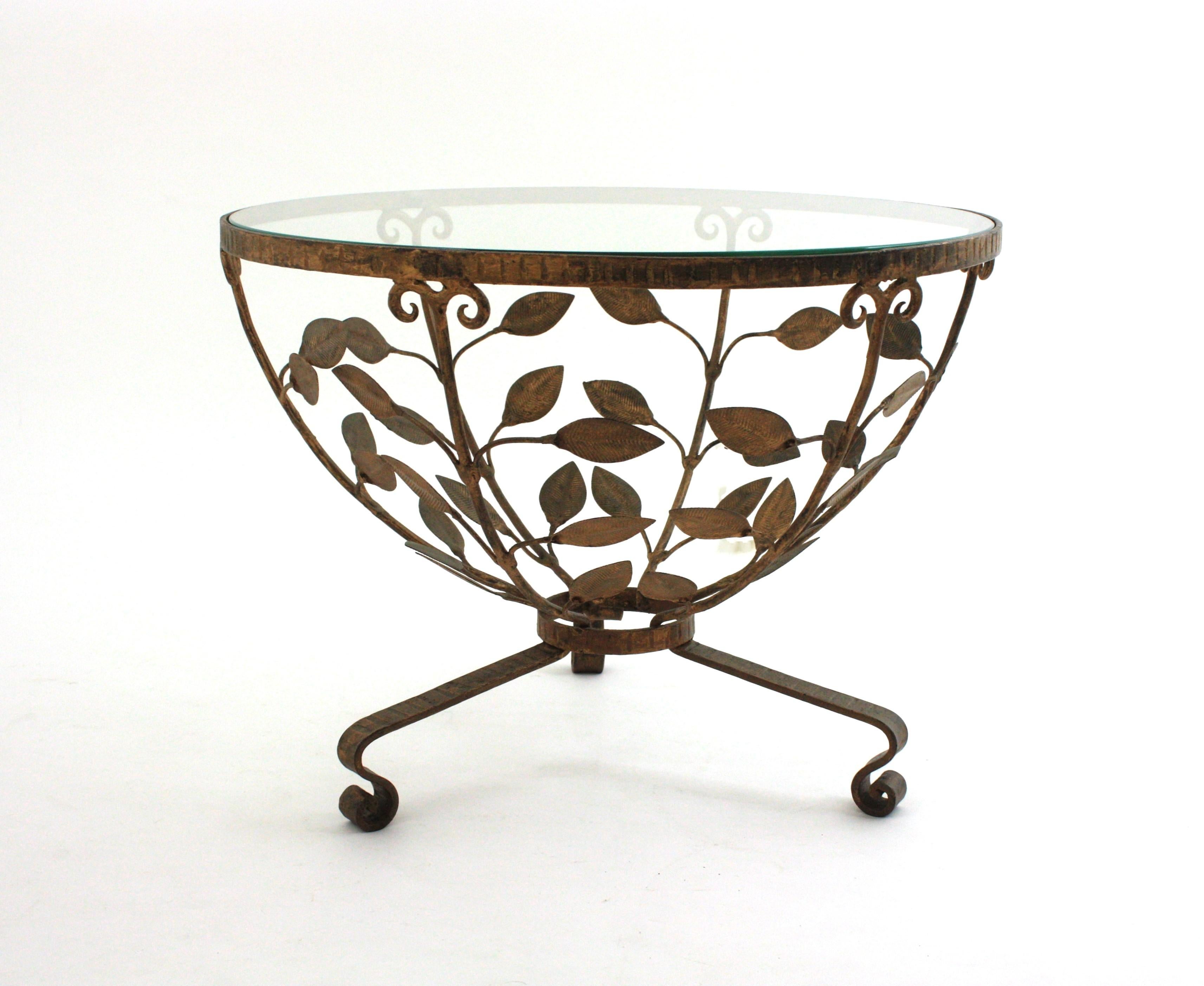 Spanish Foliage Drinks Coffee Table / Side Table in Gilt Iron by Ferro Art, Spain 1950 For Sale