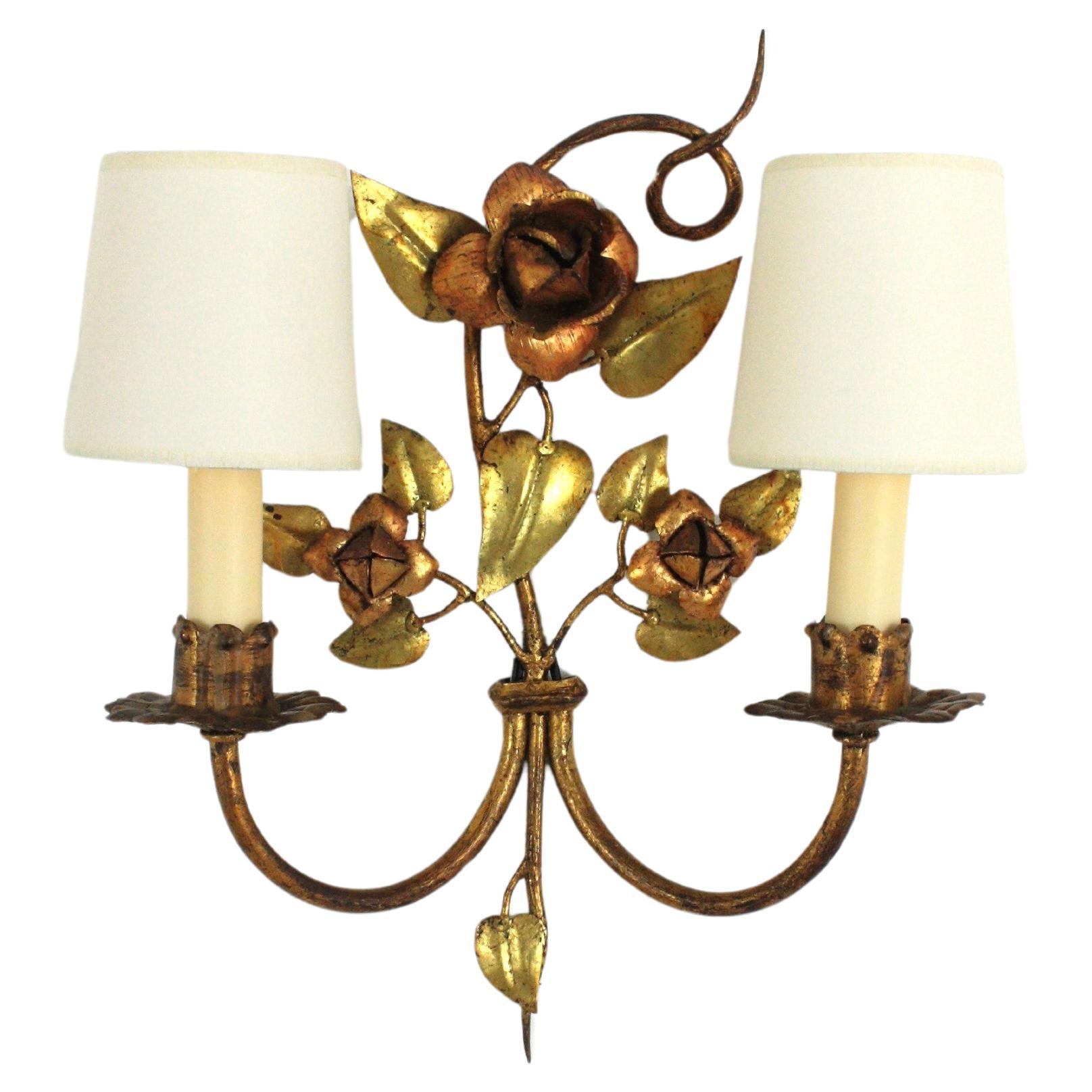 Aplique de dos luces Floral de follaje en hierro dorado policromado, Francia Década de 1940