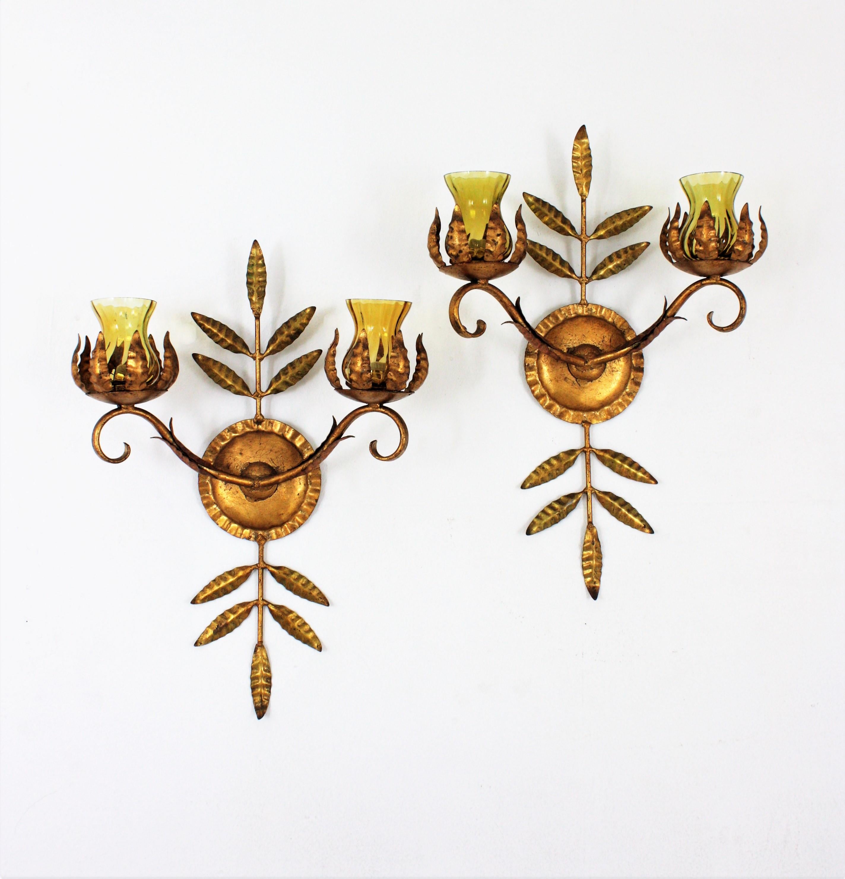 Pair of Spanish Wall Sconces in Gilt Iron and Amber Glass In Good Condition For Sale In Barcelona, ES