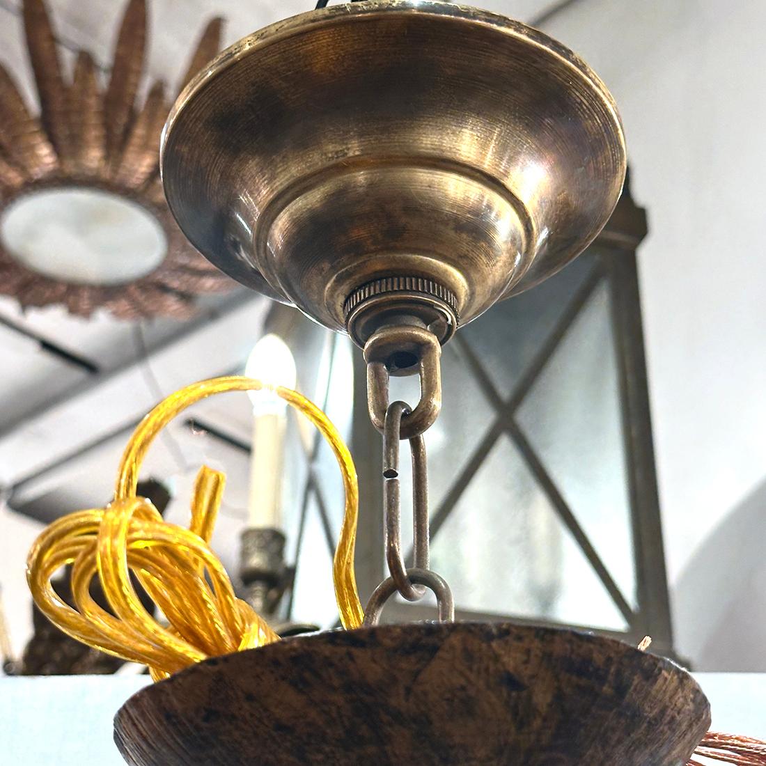 Français Lustre en métal doré Foliage en vente