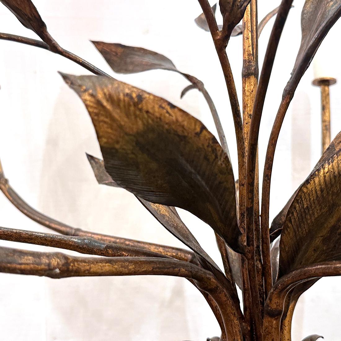Milieu du XXe siècle Lustre en métal doré Foliage en vente