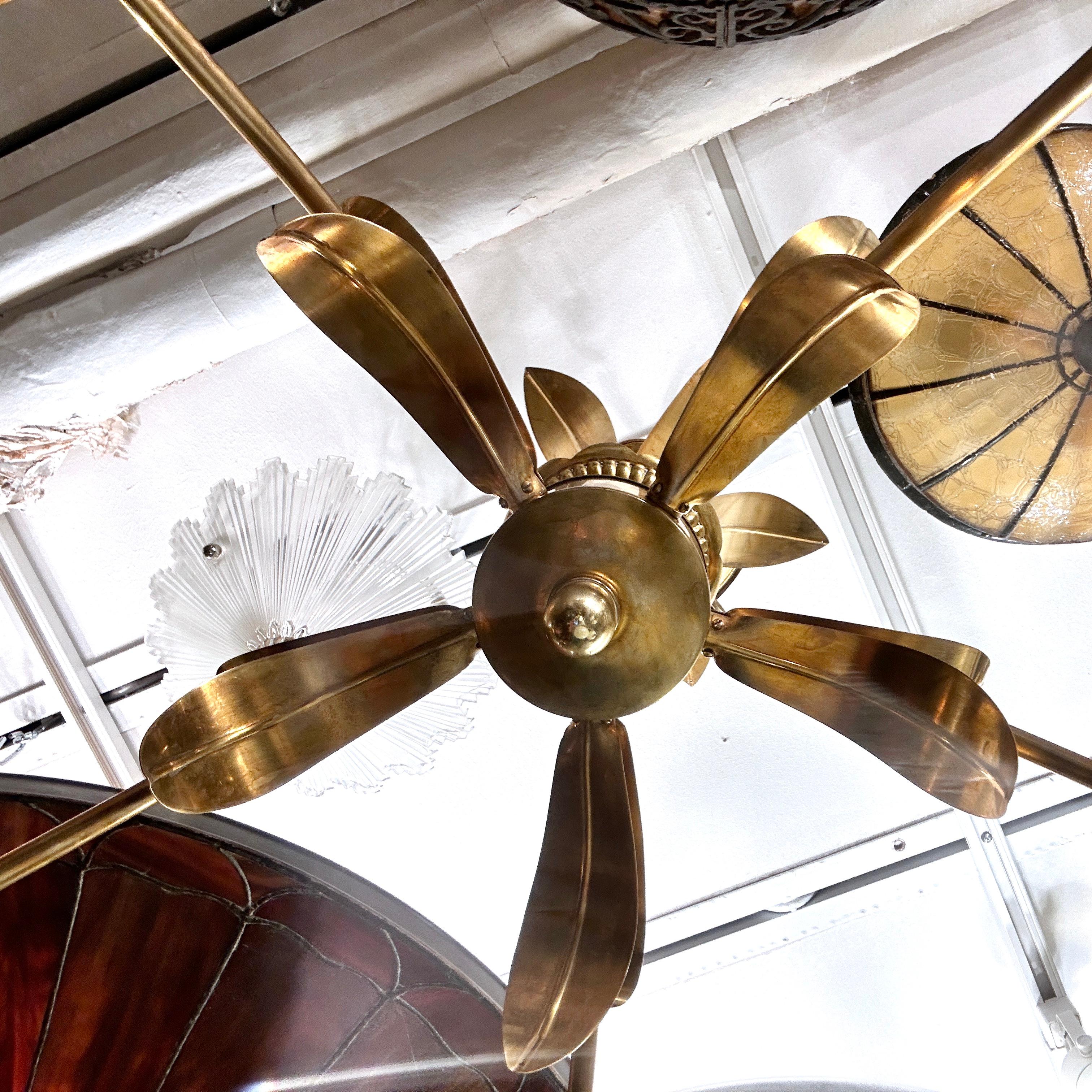Doré Lustre en métal doré à motif de feuillage en vente