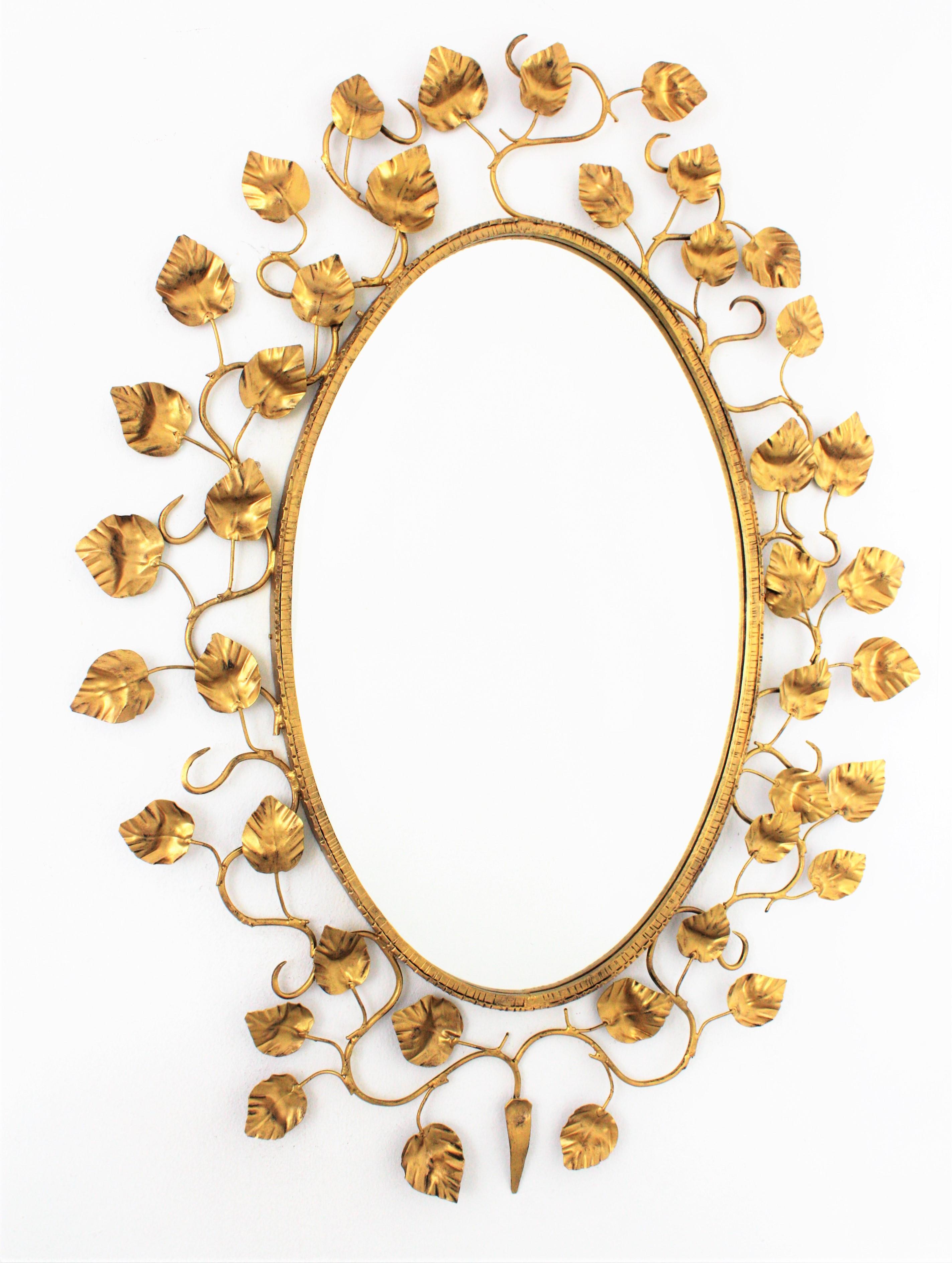 Grand miroir ovale espagnol avec cadre en fer doré et feuillage, années 1950 en vente 6