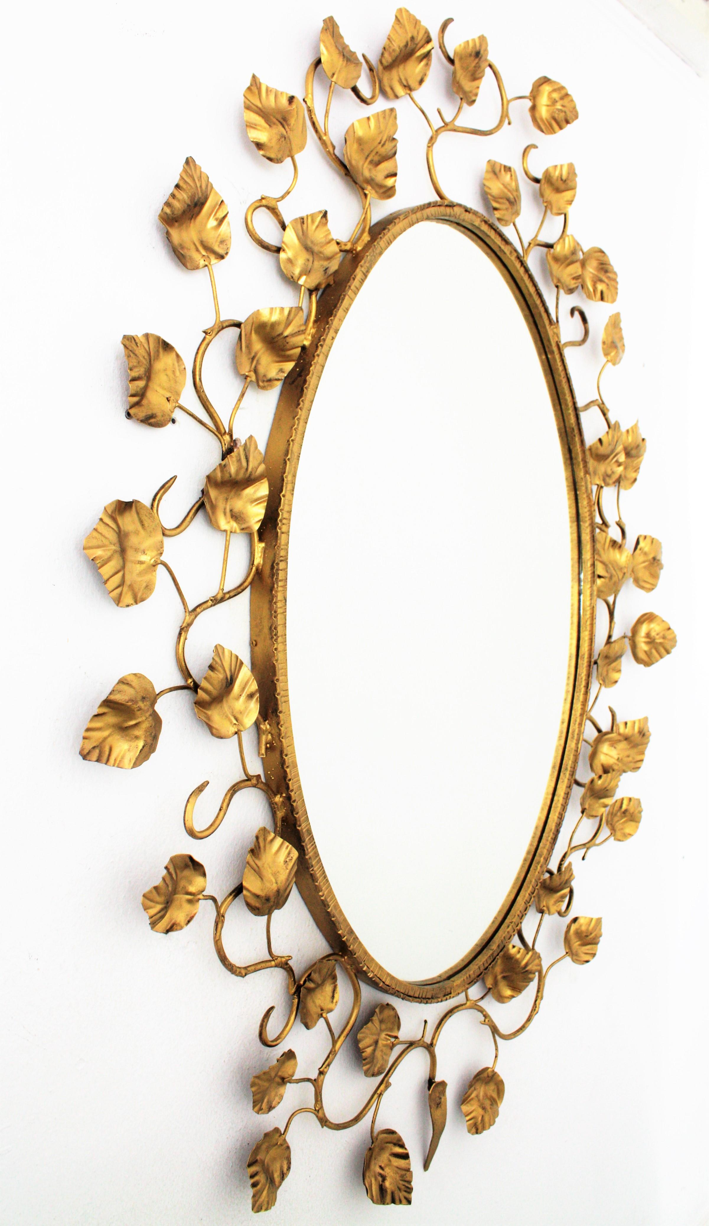 Mid-Century Modern Grand miroir ovale espagnol avec cadre en fer doré et feuillage, années 1950 en vente