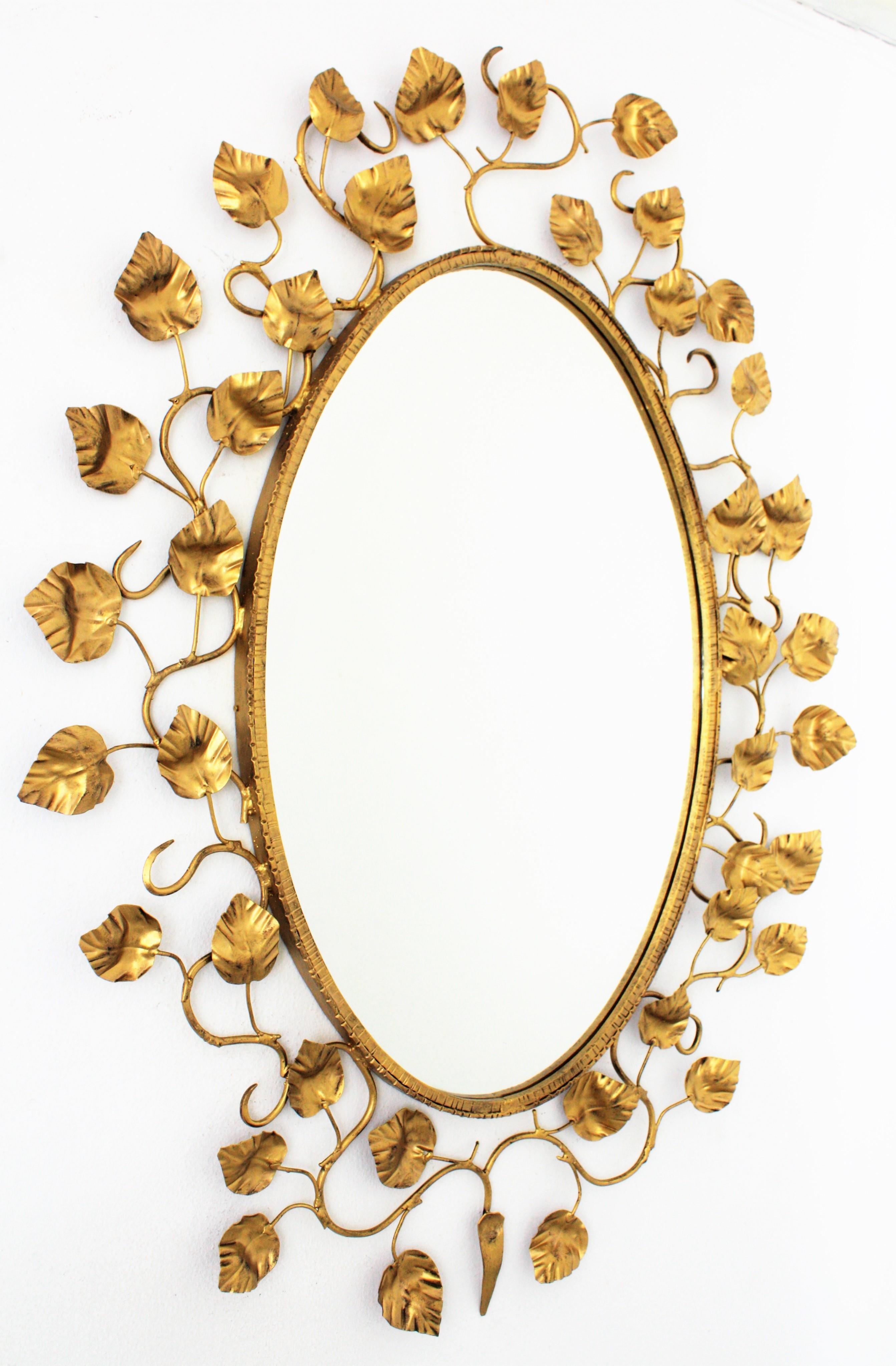 Métal Grand miroir ovale espagnol avec cadre en fer doré et feuillage, années 1950 en vente