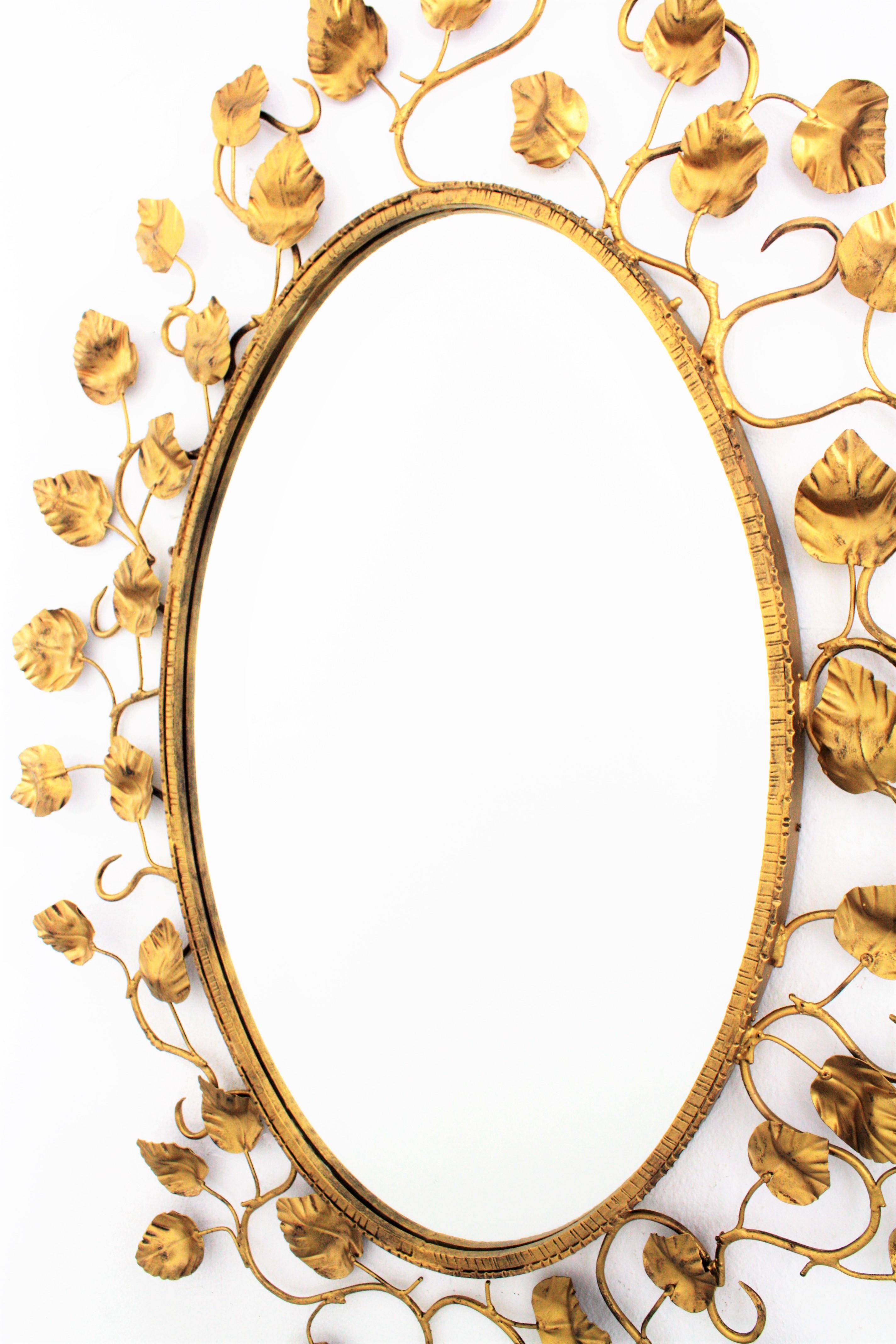 Grand miroir ovale espagnol avec cadre en fer doré et feuillage, années 1950 en vente 1
