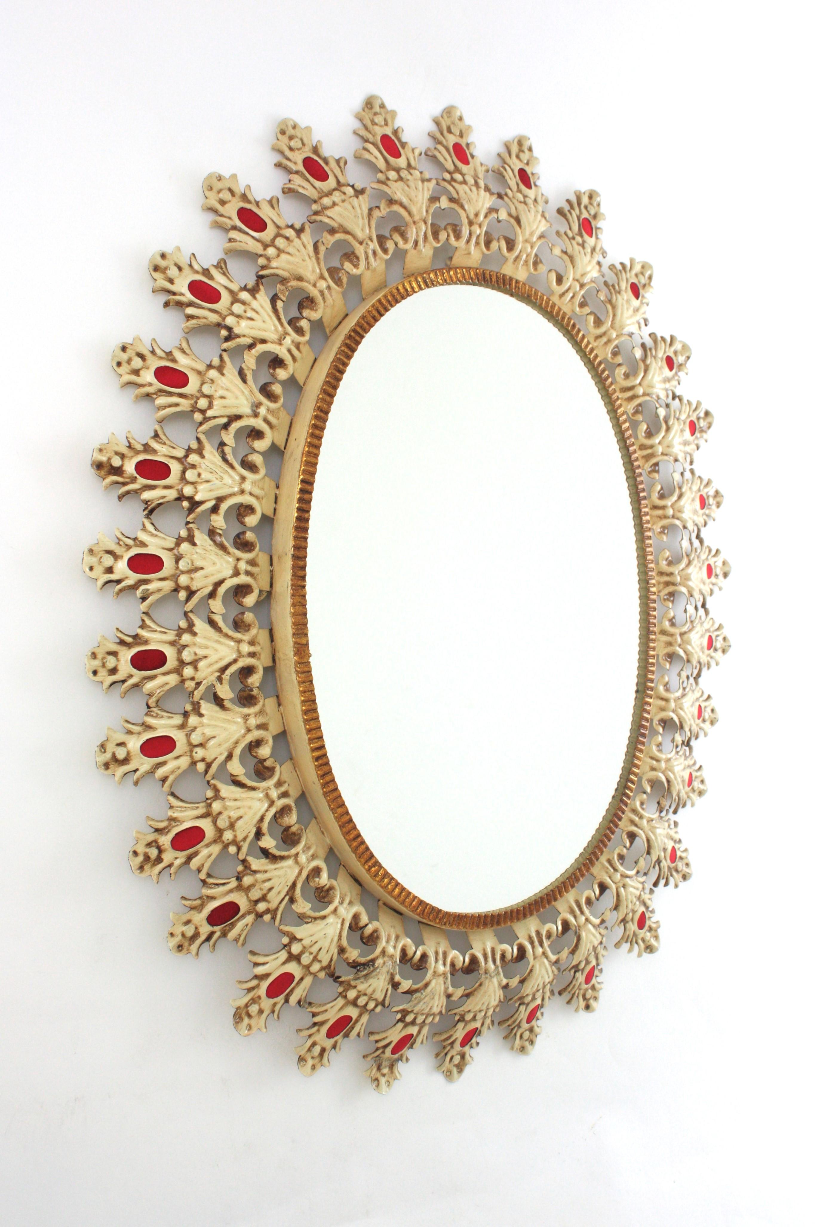 Hollywood Regency Miroir ovale ensoleillé Foliage, fer laqué beige et velours rouge, années 1950 en vente