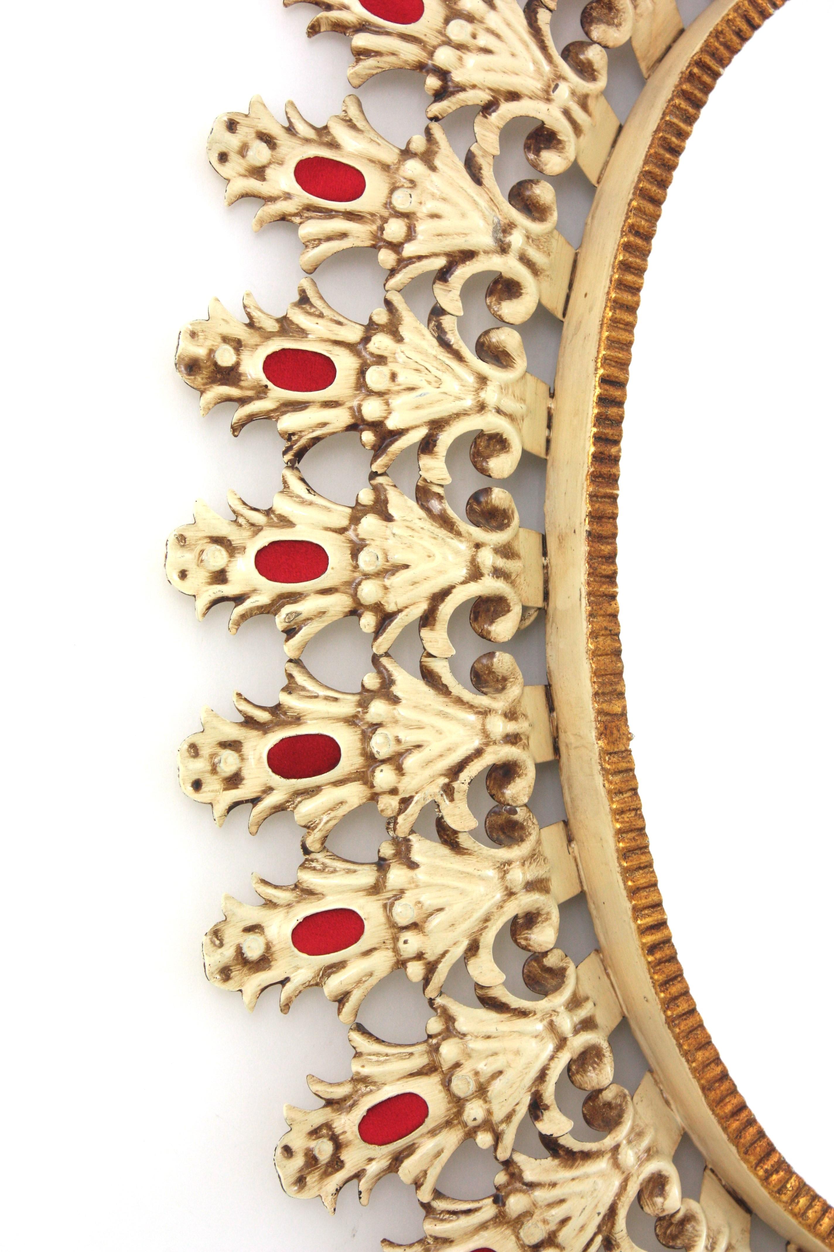 Espagnol Miroir ovale ensoleillé Foliage, fer laqué beige et velours rouge, années 1950 en vente