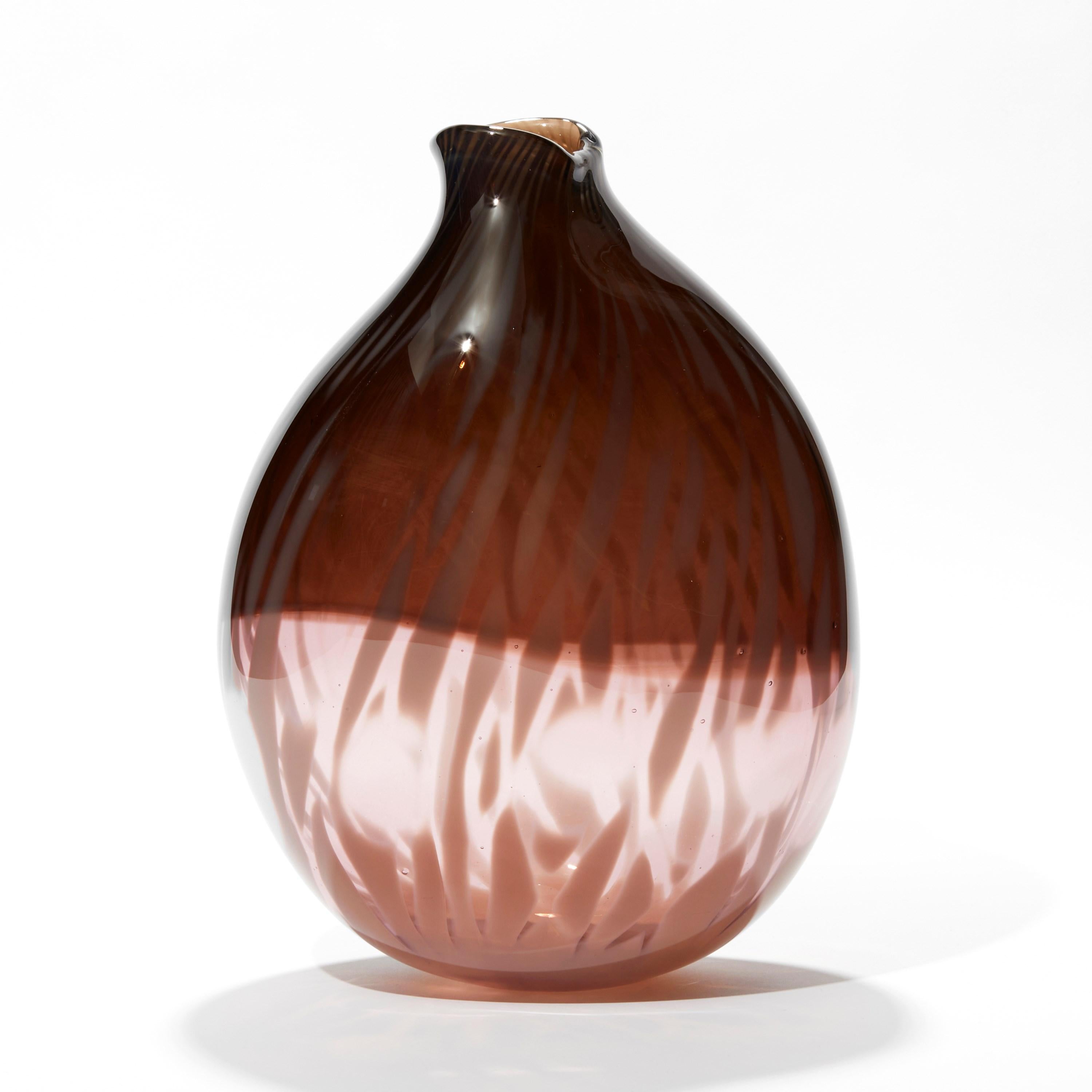 Organique  Vase sculptural en verre soufflé de Michèle Oberdieck, feuillage, rose et aubergine en vente