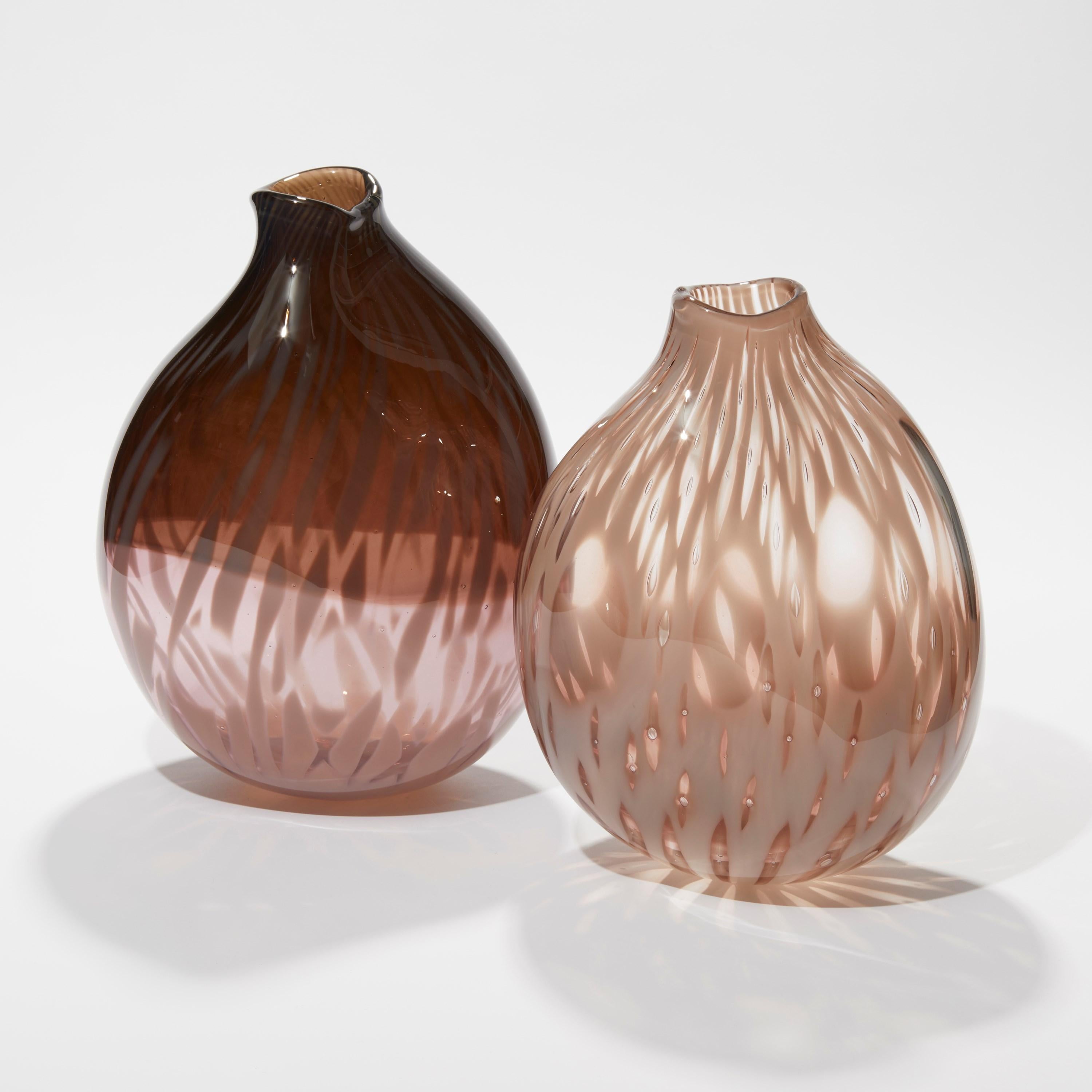 Fait main  Vase sculptural en verre soufflé de Michèle Oberdieck, feuillage, rose et aubergine en vente