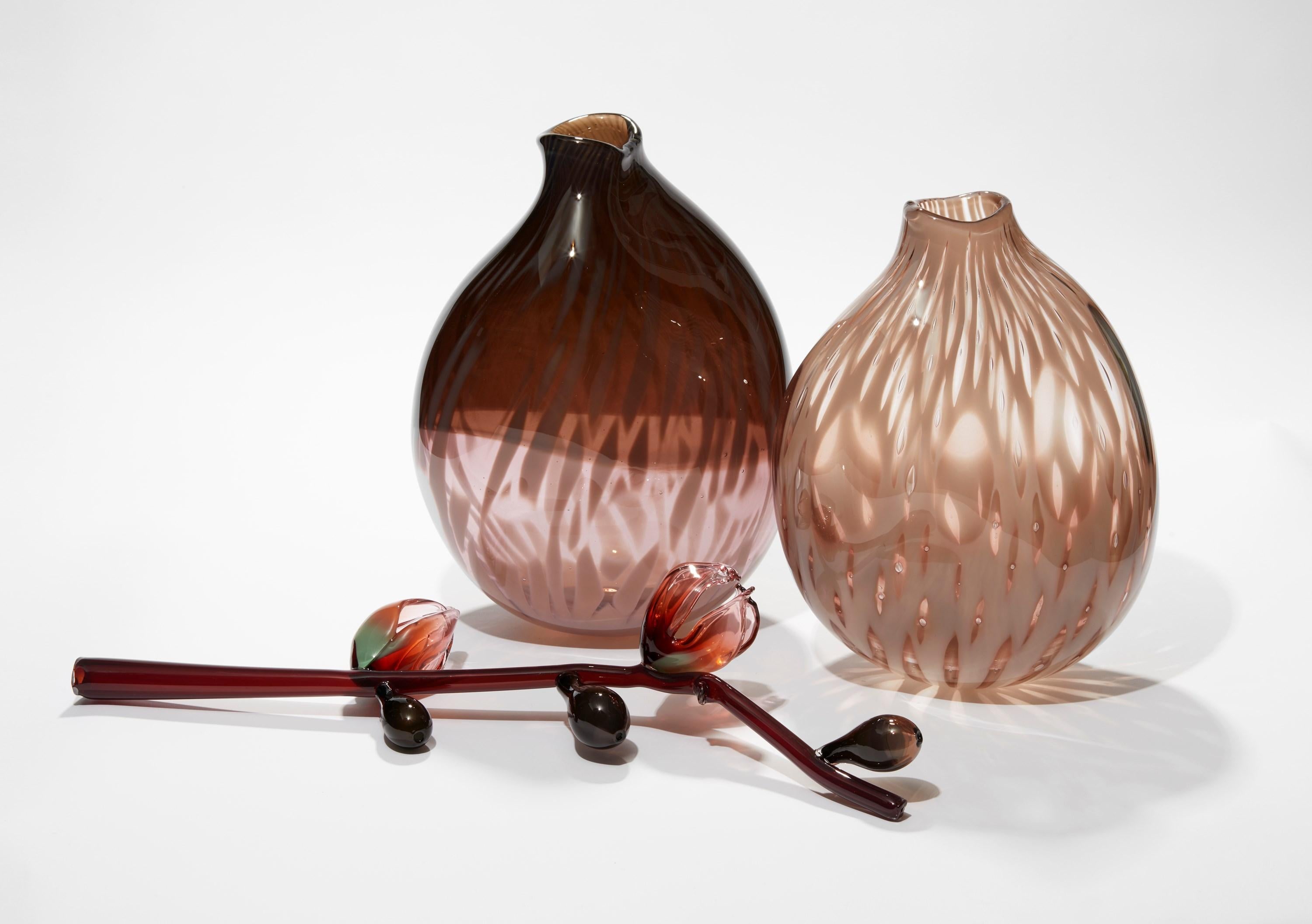  Vase sculptural en verre soufflé de Michèle Oberdieck, feuillage, rose et aubergine Neuf - En vente à London, GB