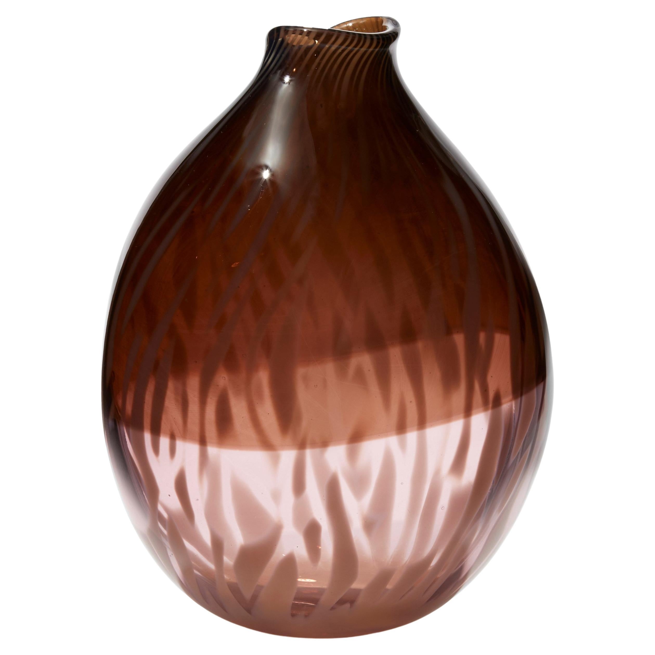  Plastische Vase aus mundgeblasenem Glas mit Blättern, rosa und auberginefarben von Michèle Oberdieck