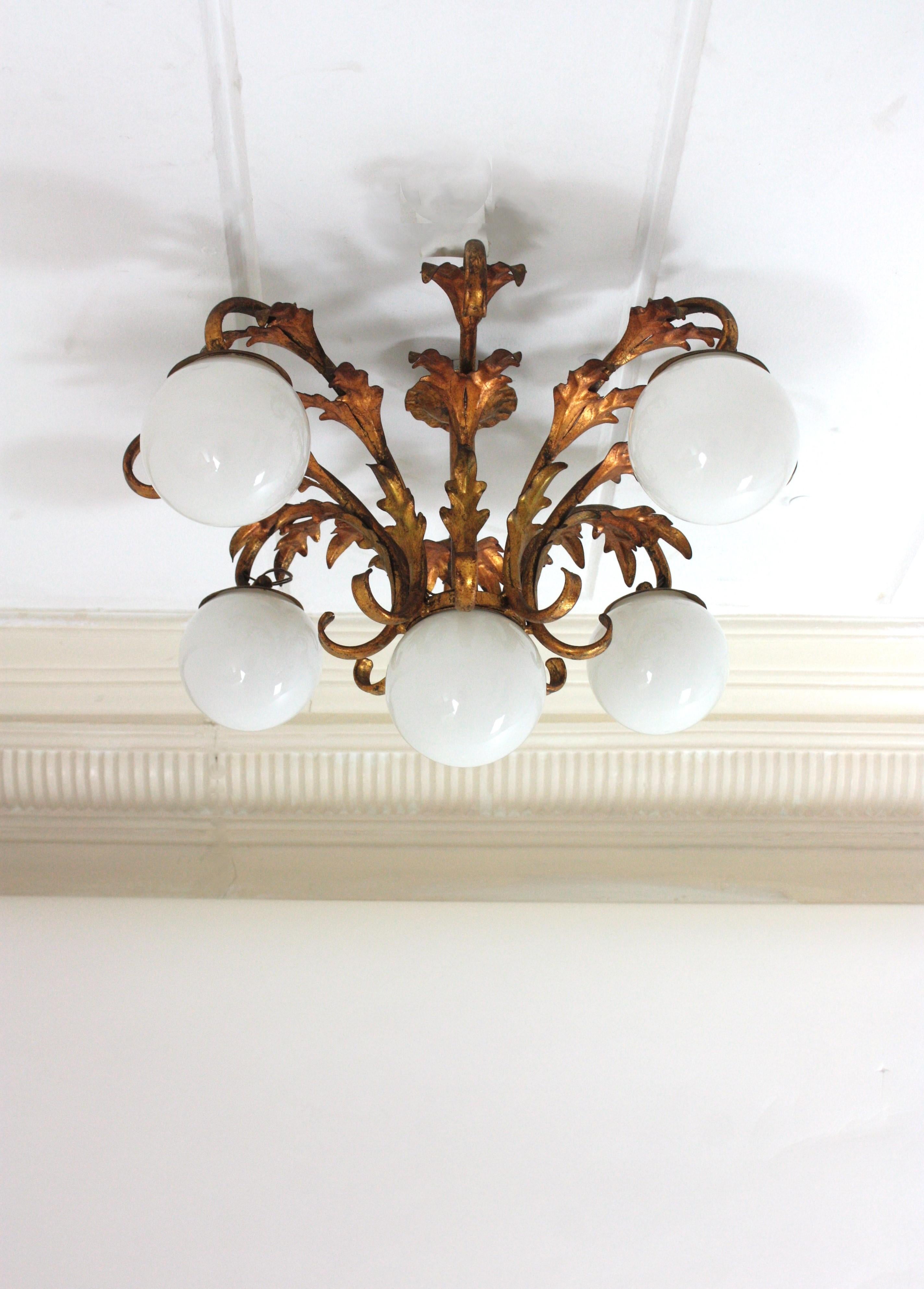 Foliage Starburst Light Fixture / Kronleuchter, vergoldetes Eisen & Opalgläser, 1950 im Zustand „Gut“ im Angebot in Barcelona, ES