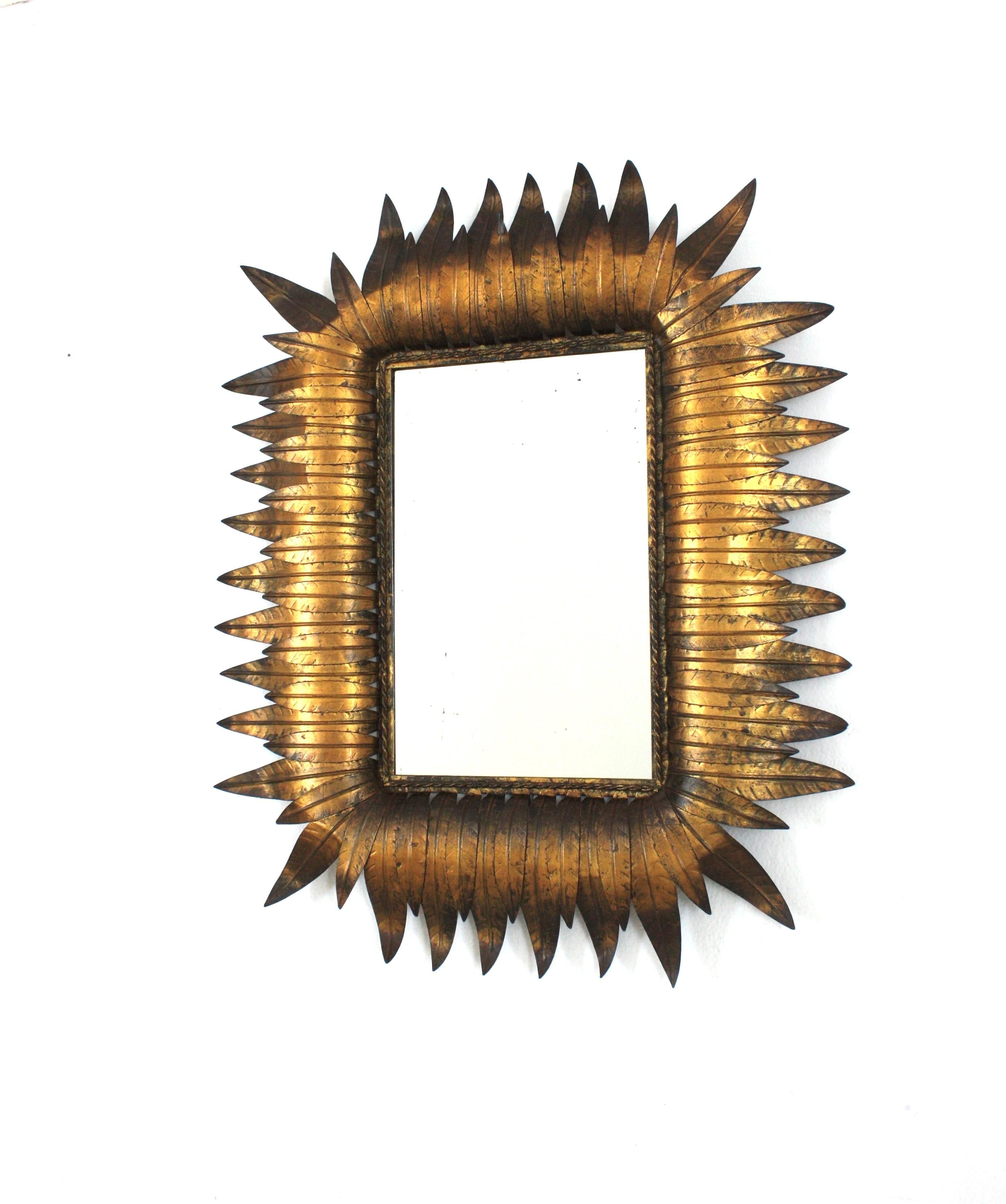 Specchio rettangolare Foliage Sunburst in ferro dorato, Hollywood Regency in vendita 2