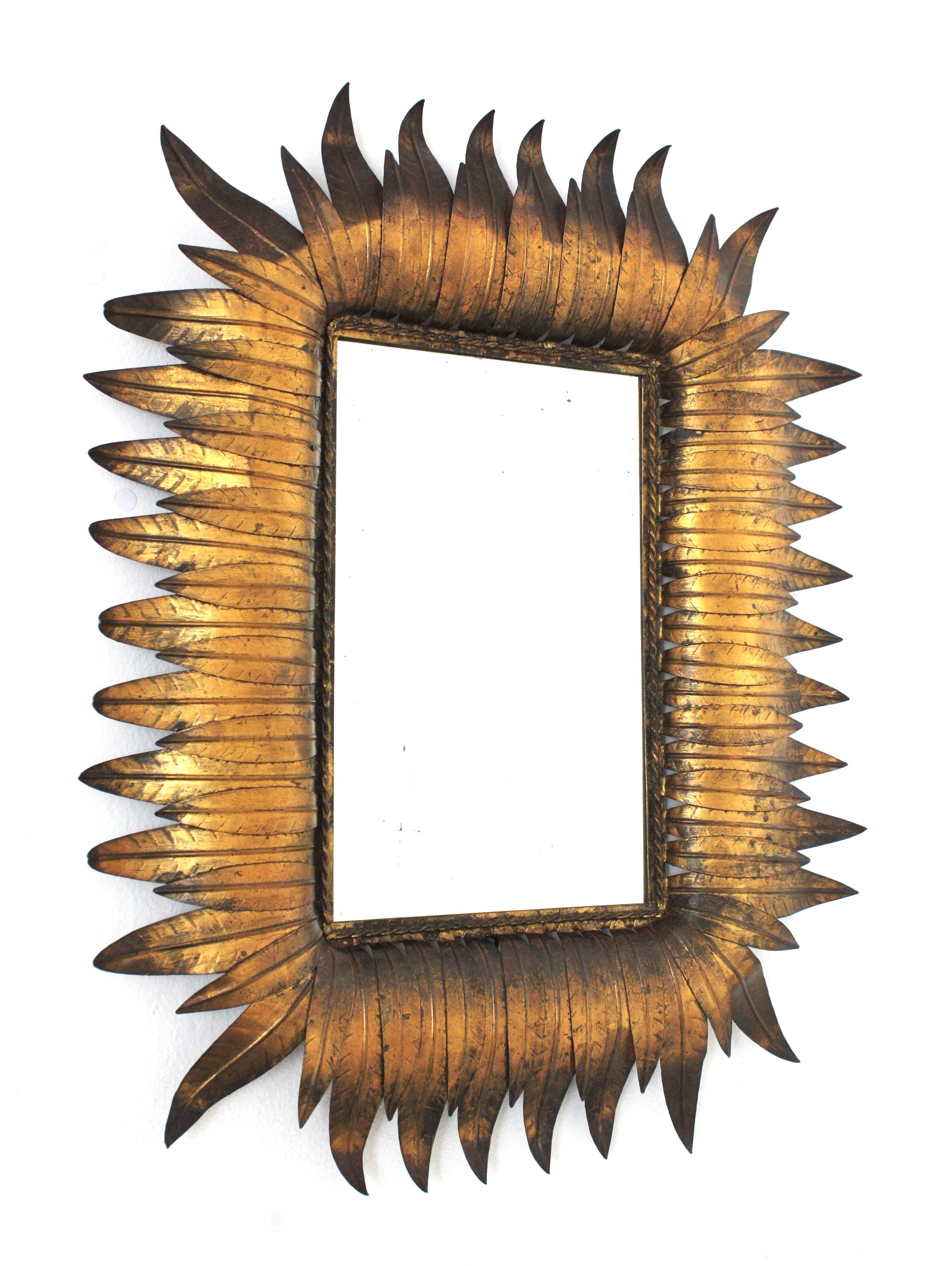 Mid-Century moderno Specchio rettangolare Foliage Sunburst in ferro dorato, Hollywood Regency in vendita