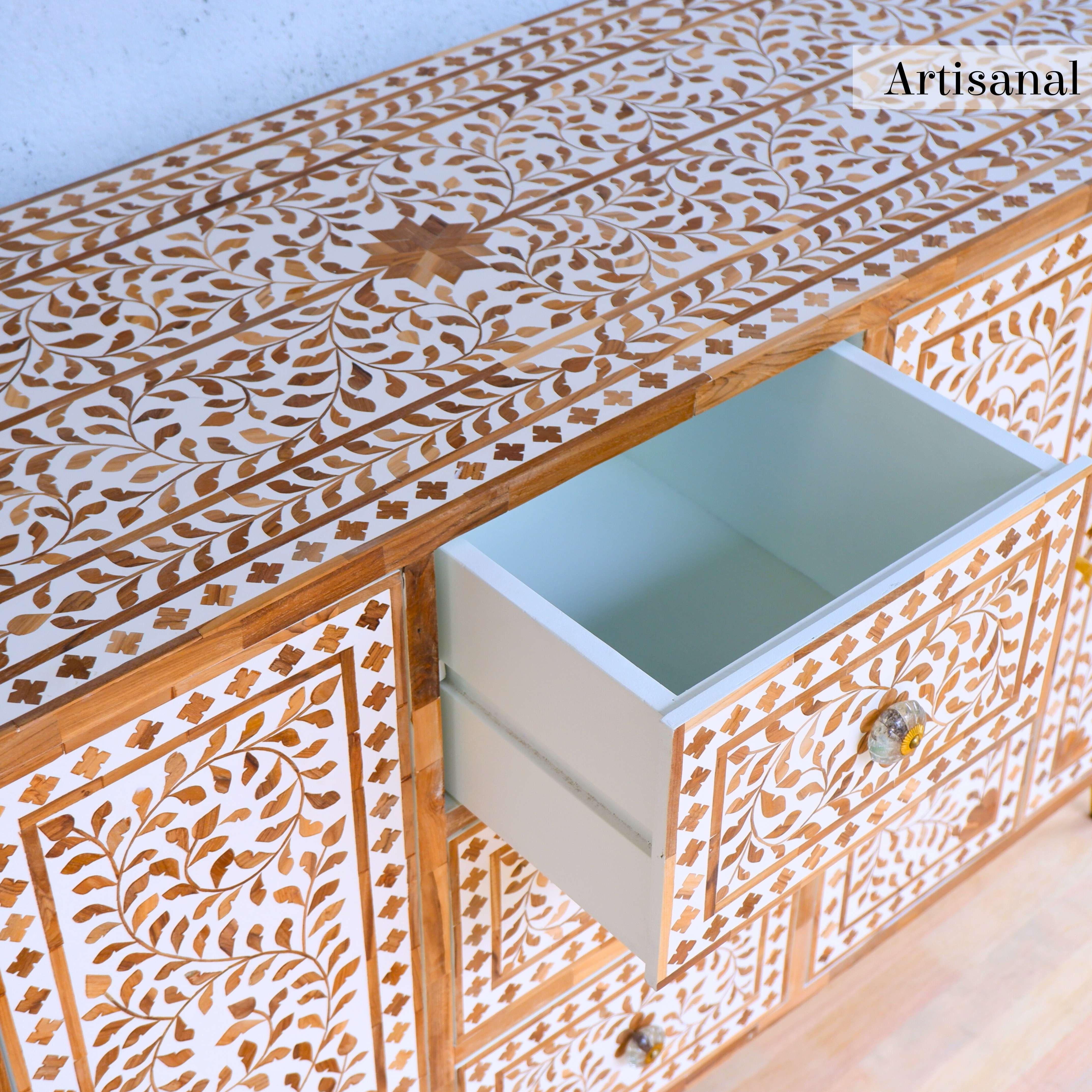 Tablero Auxiliar de Madera con Incrustación de Motivos Foliados Hecho a Mano por Artesanos en venta 4