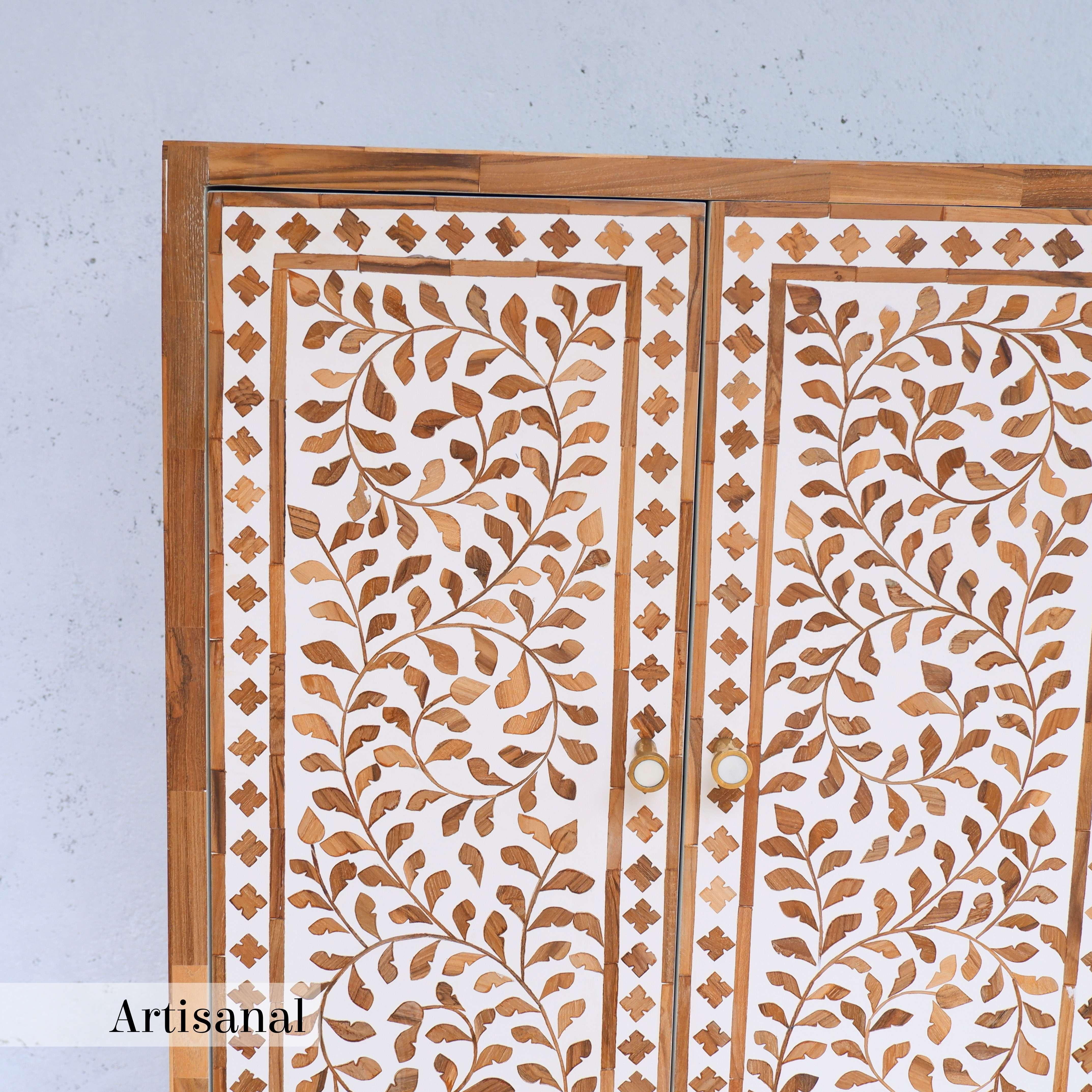 Tablero Auxiliar de Madera con Incrustación de Motivos Foliados Hecho a Mano por Artesanos en venta 6