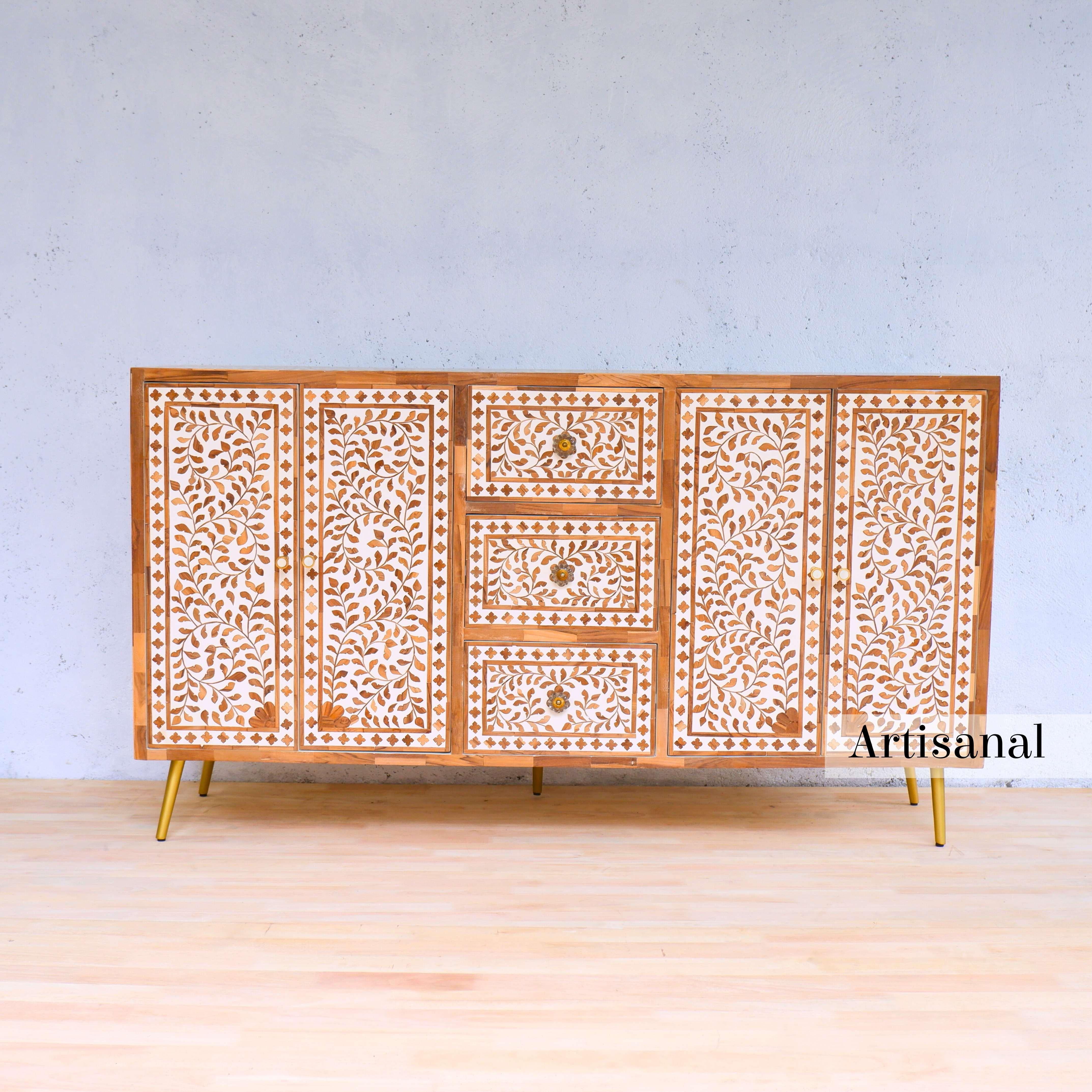 Eleva tu hogar con el exquisito aparador con incrustaciones de madera de Artisanal, un impresionante complemento que combina a la perfección la artesanía atemporal con la sofisticación moderna.

Adornado con un intrincado motivo foliado  este