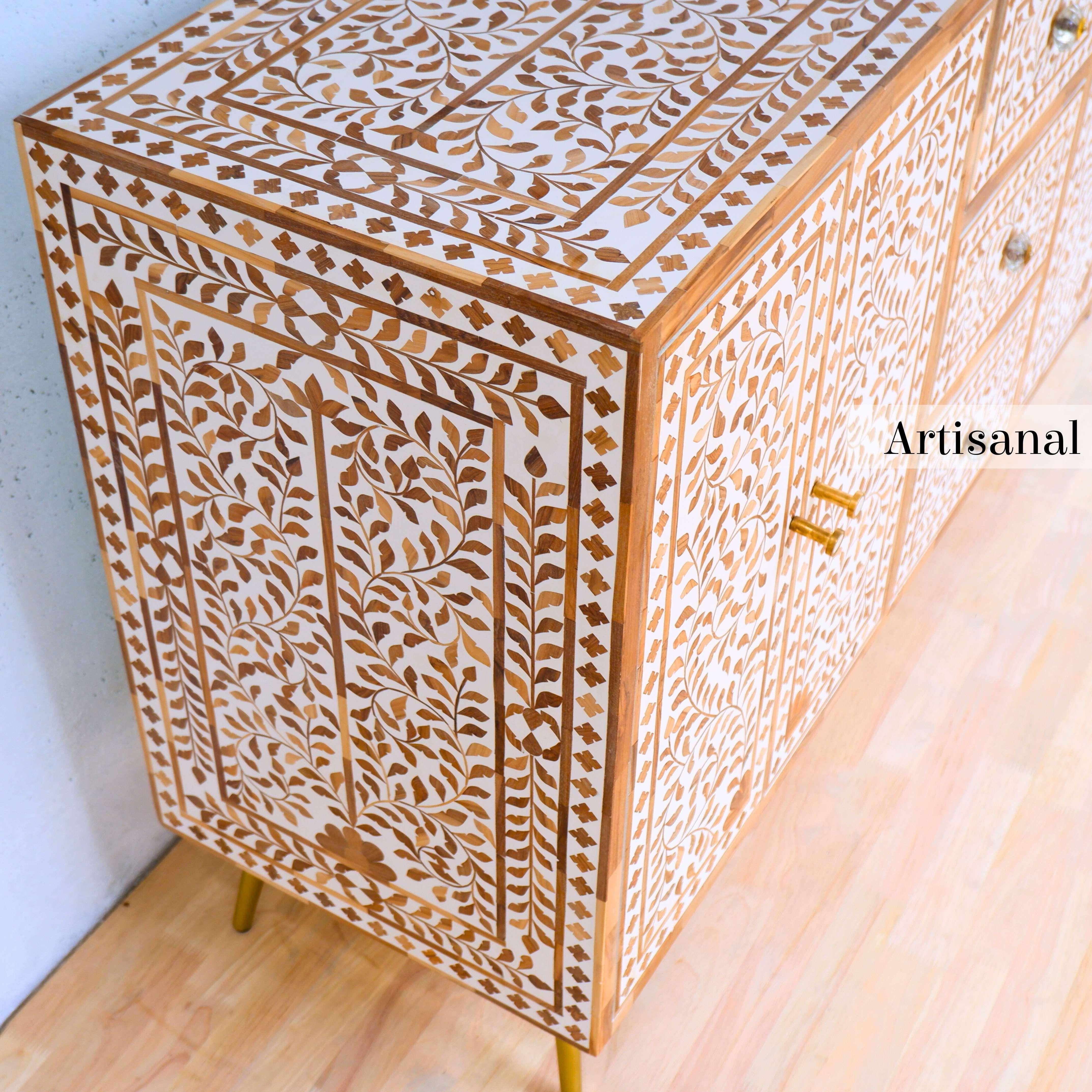 Tablero Auxiliar de Madera con Incrustación de Motivos Foliados Hecho a Mano por Artesanos en Nuevo estado para la venta en New York, NY