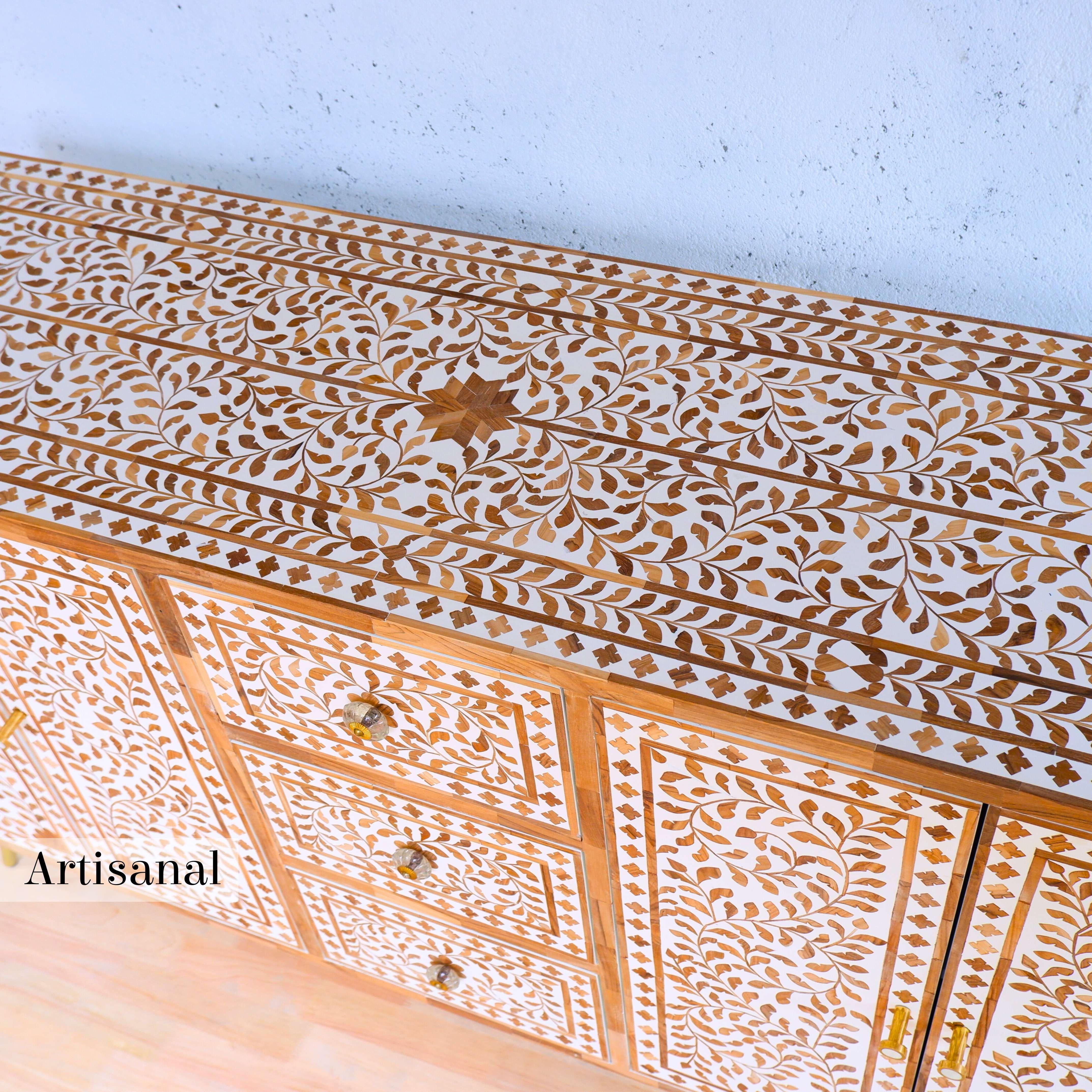Tablero Auxiliar de Madera con Incrustación de Motivos Foliados Hecho a Mano por Artesanos en venta 1
