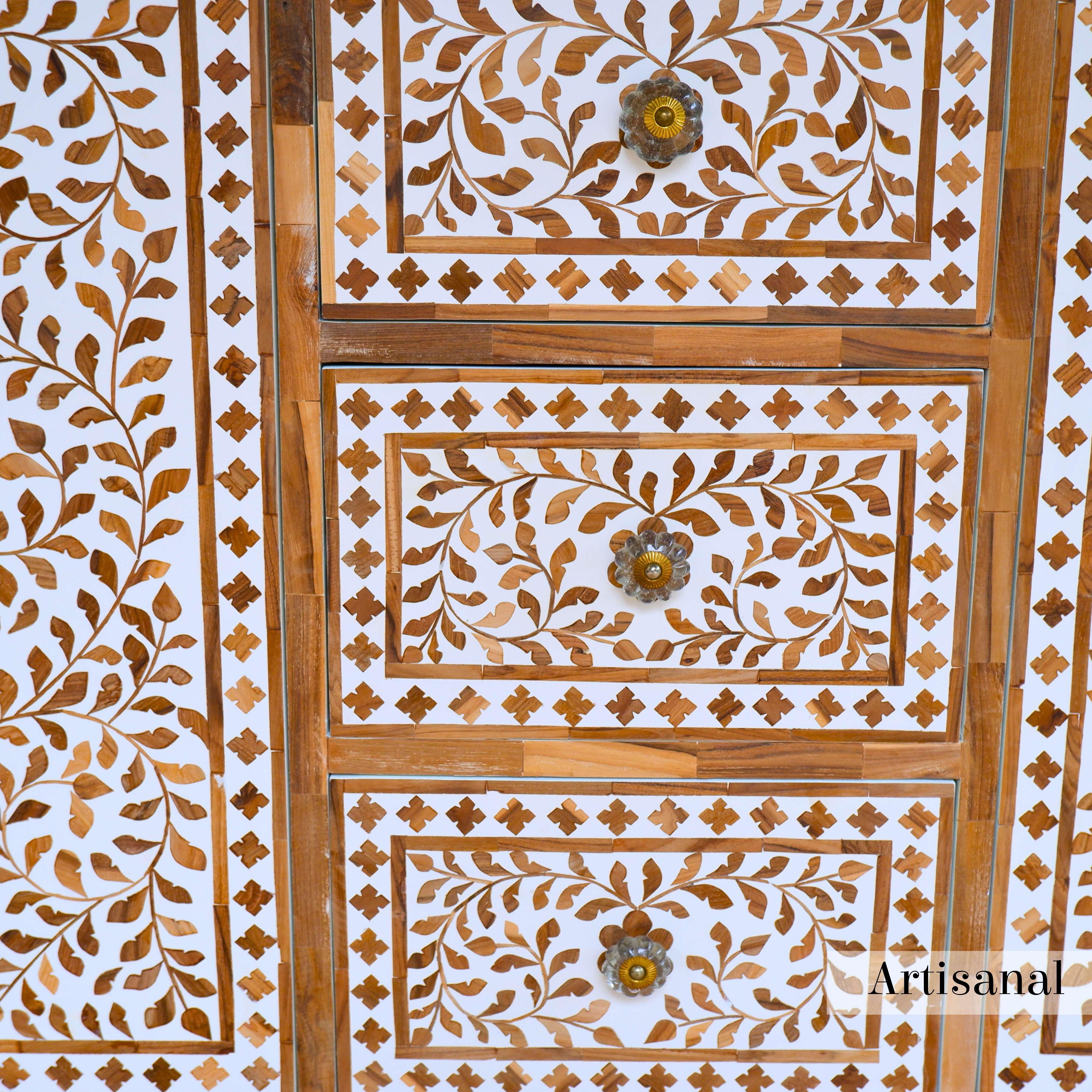 Tablero Auxiliar de Madera con Incrustación de Motivos Foliados Hecho a Mano por Artesanos en venta 2
