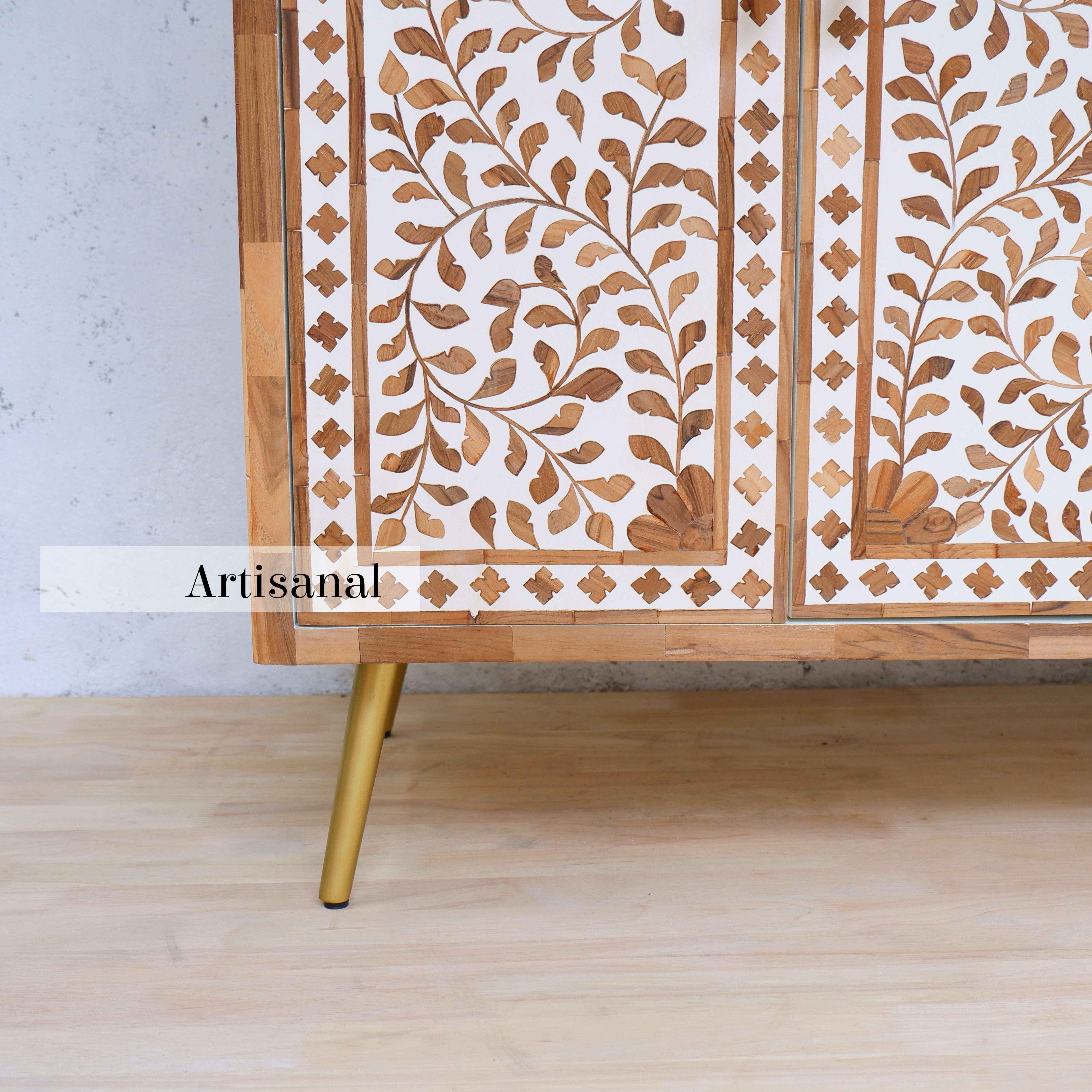 Tablero Auxiliar de Madera con Incrustación de Motivos Foliados Hecho a Mano por Artesanos en venta 3