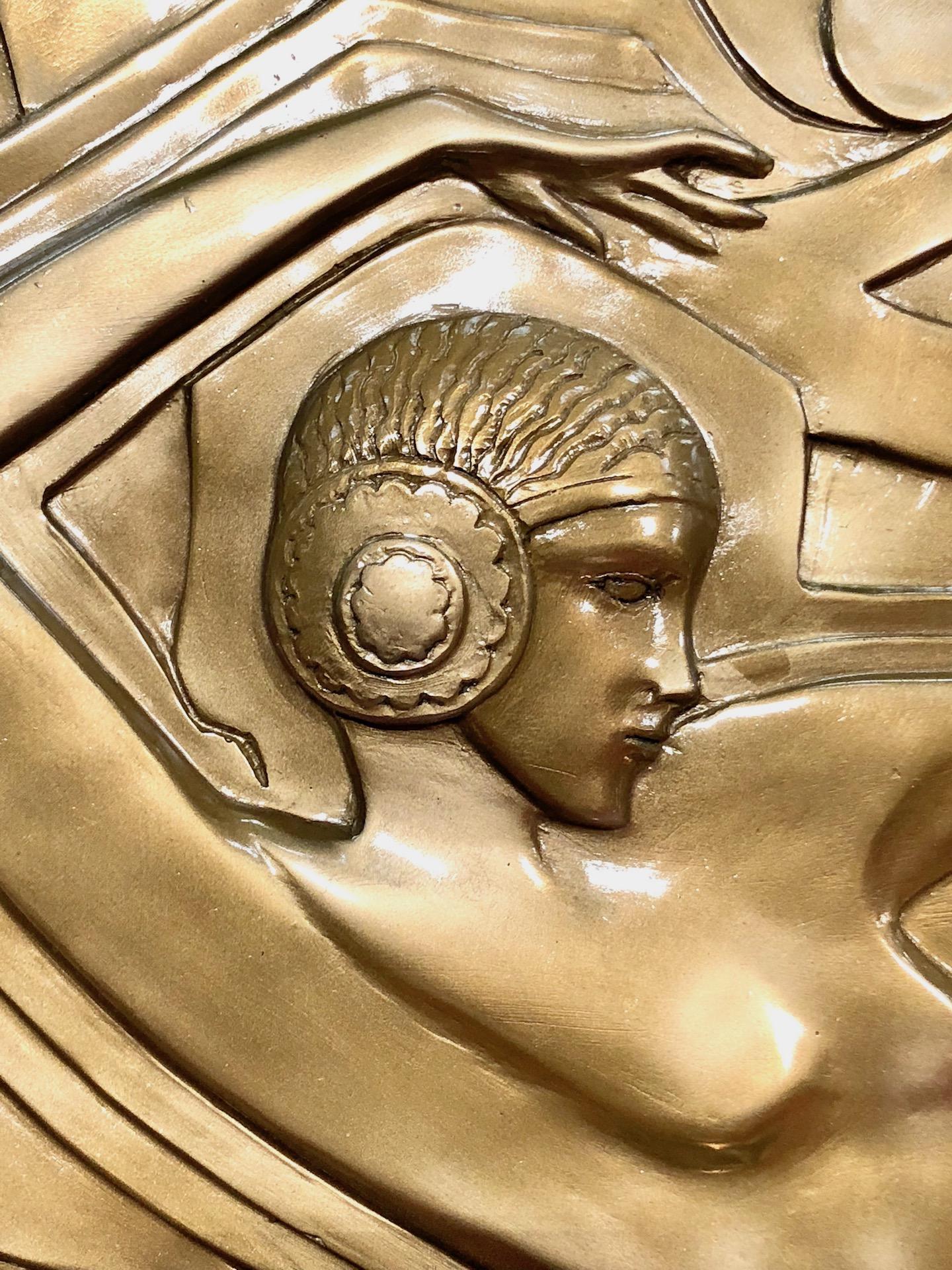 Folies Bergère Art Deco Stil Goldenes Relief aus Kunstharz nach Maurice Picaud (Art déco) im Angebot