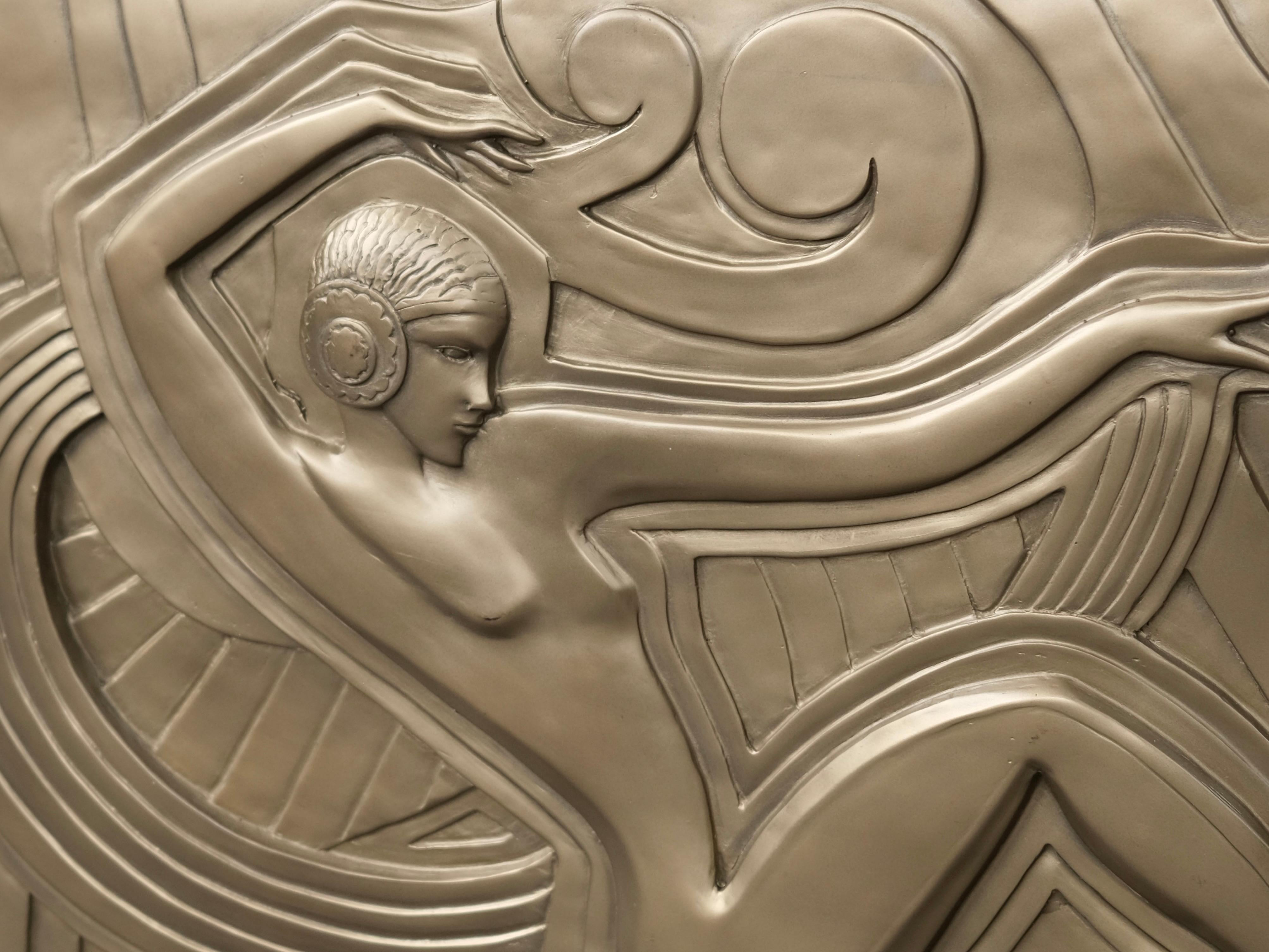 Folies Bergère Art Deco Stil Goldenes Relief aus Kunstharz nach Maurice Picaud (Art déco) im Angebot