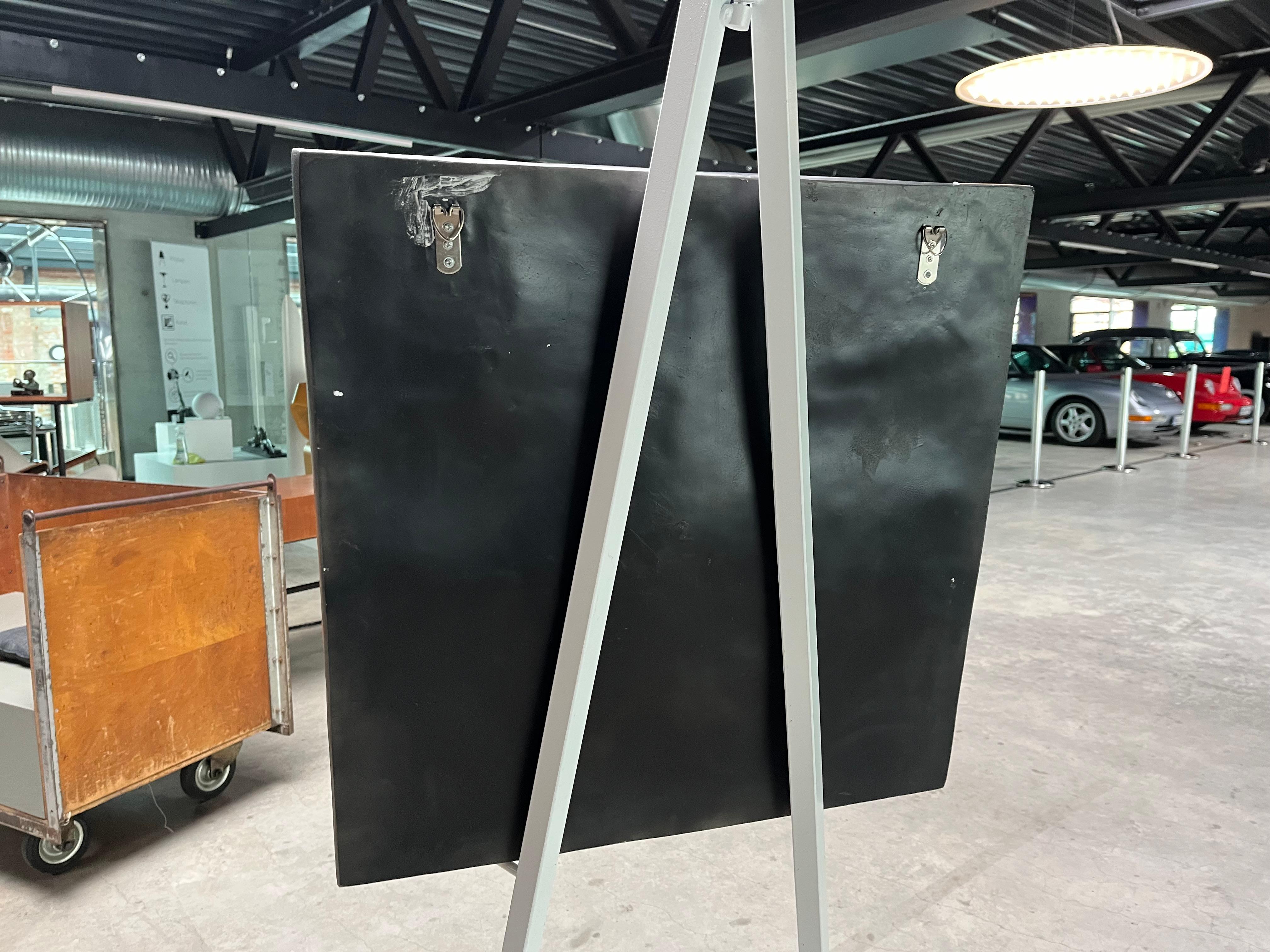 Folies Bergère Art Deco Stil Goldenes Relief aus Kunstharz nach Maurice Picaud (Französisch) im Angebot