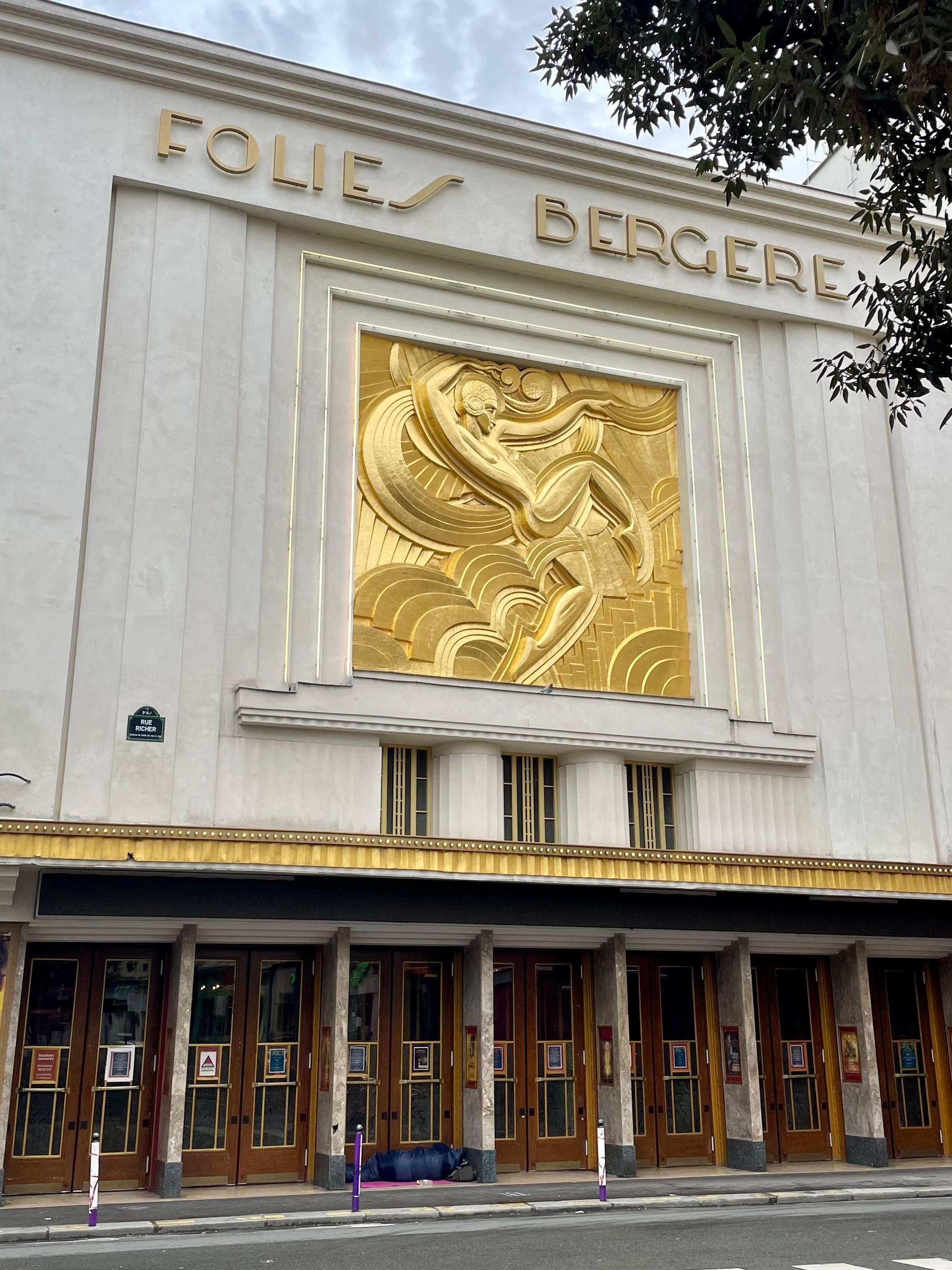 Folies Bergère Art Deco Stil Goldenes Relief aus Kunstharz nach Maurice Picaud (21. Jahrhundert und zeitgenössisch) im Angebot
