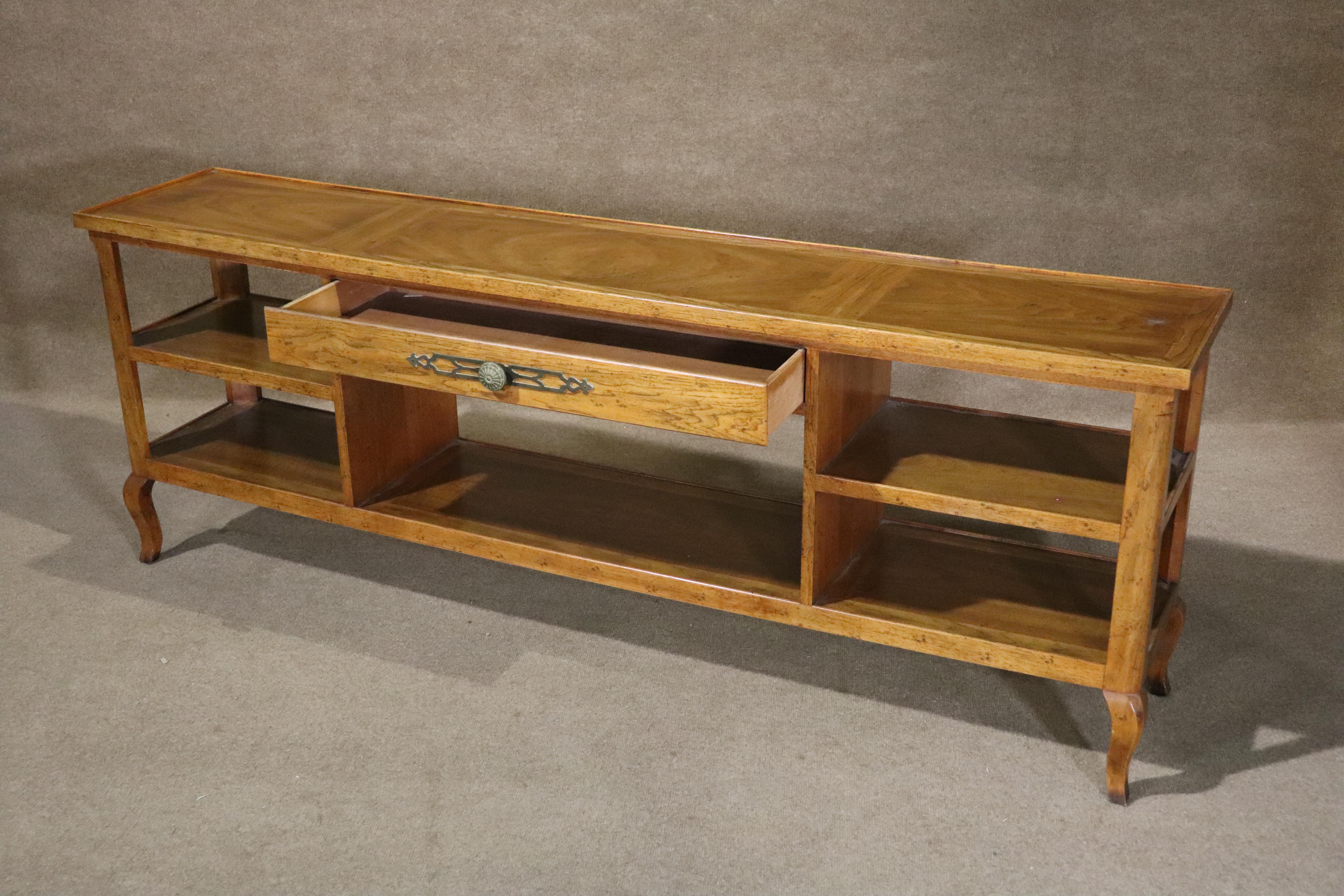 This six foot long table designed by Henredon features warm walnut top, open storage and a single drawer. Would make a great TV media table.
Please confirm location NY or NJ