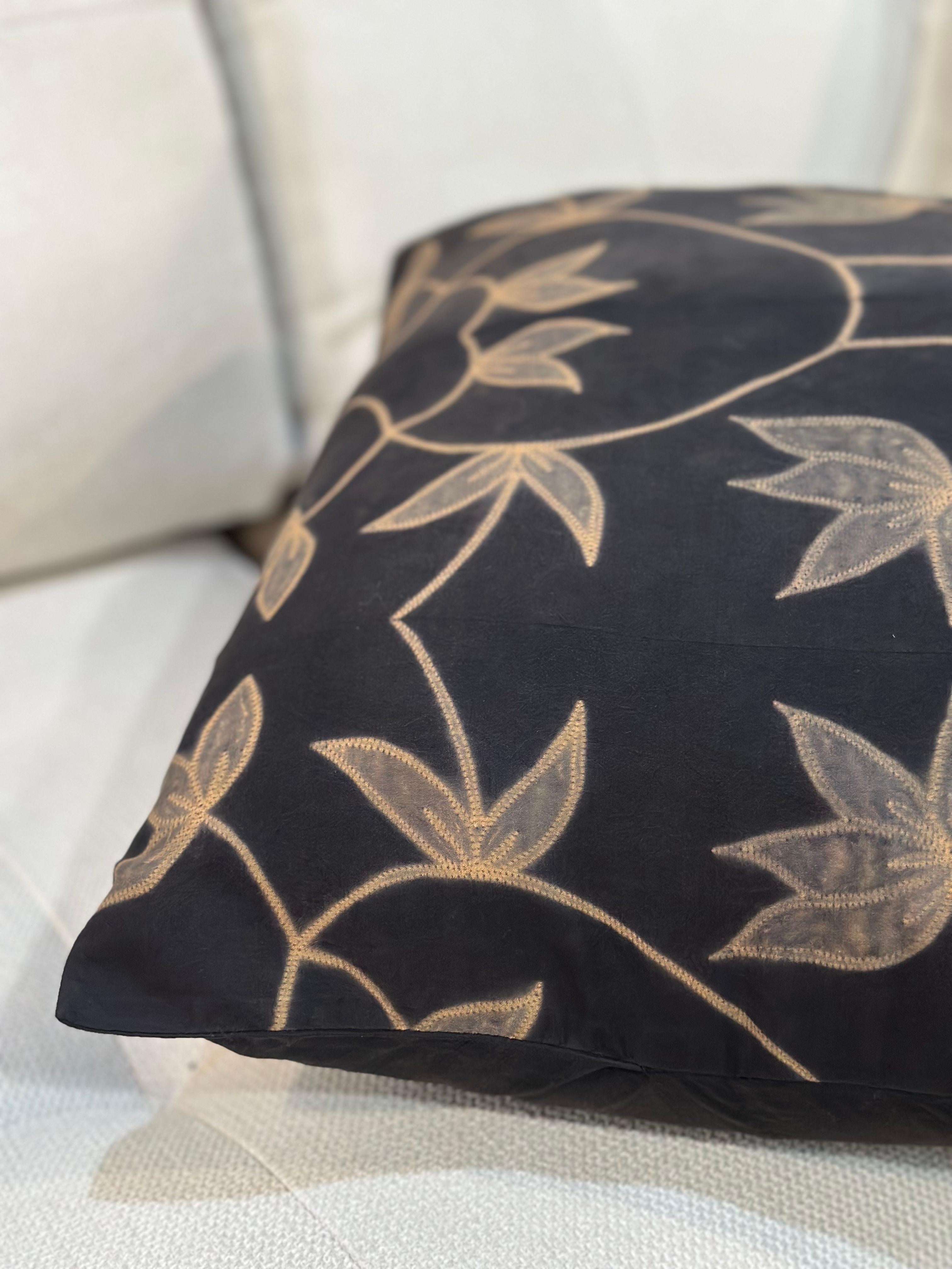 Cuscino Folio in seta nera con motivi floreali realizzati a mano da artigiani in vendita 2
