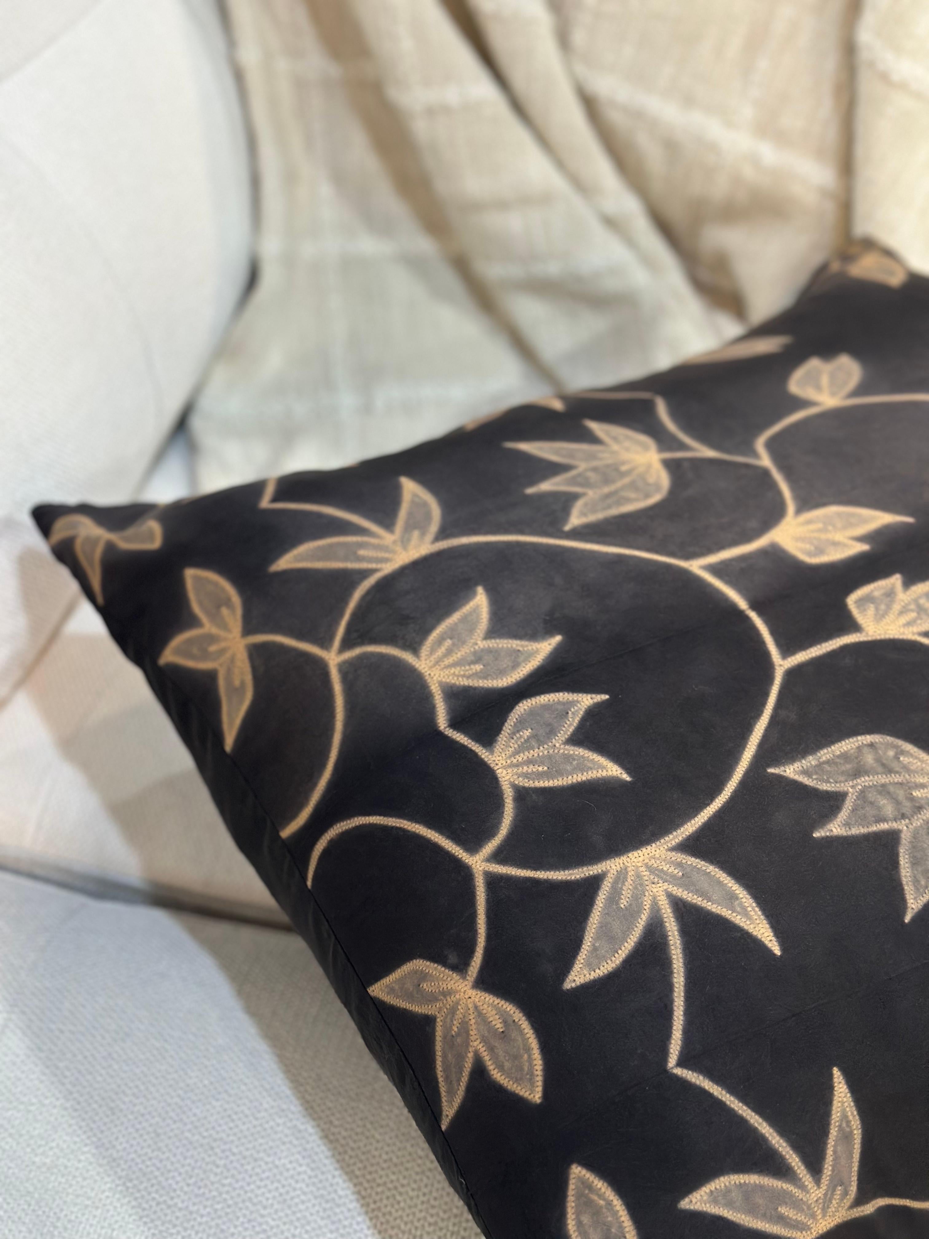 Cuscino Folio in seta nera con motivi floreali realizzati a mano da artigiani in vendita 3