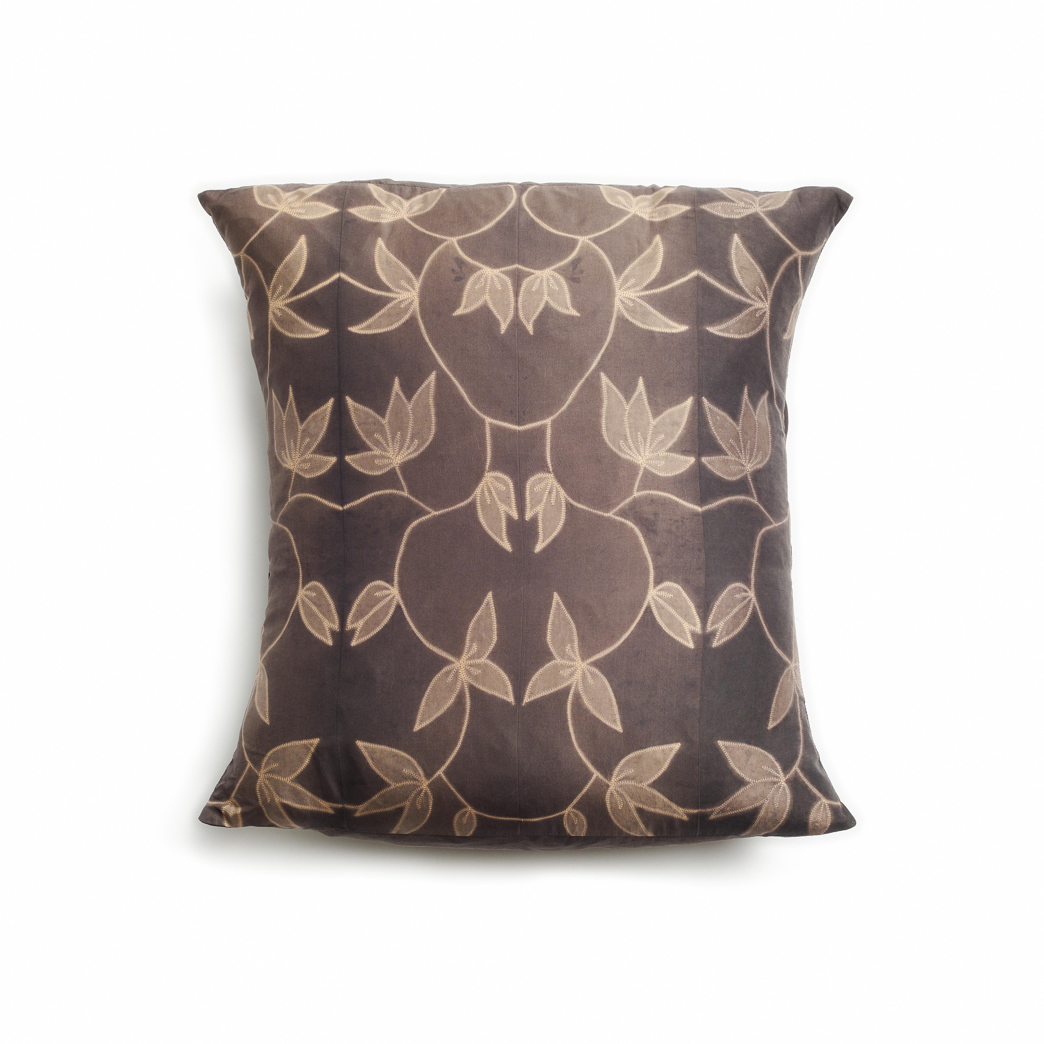 Tinto Cuscino Folio in seta nera con motivi floreali realizzati a mano da artigiani in vendita