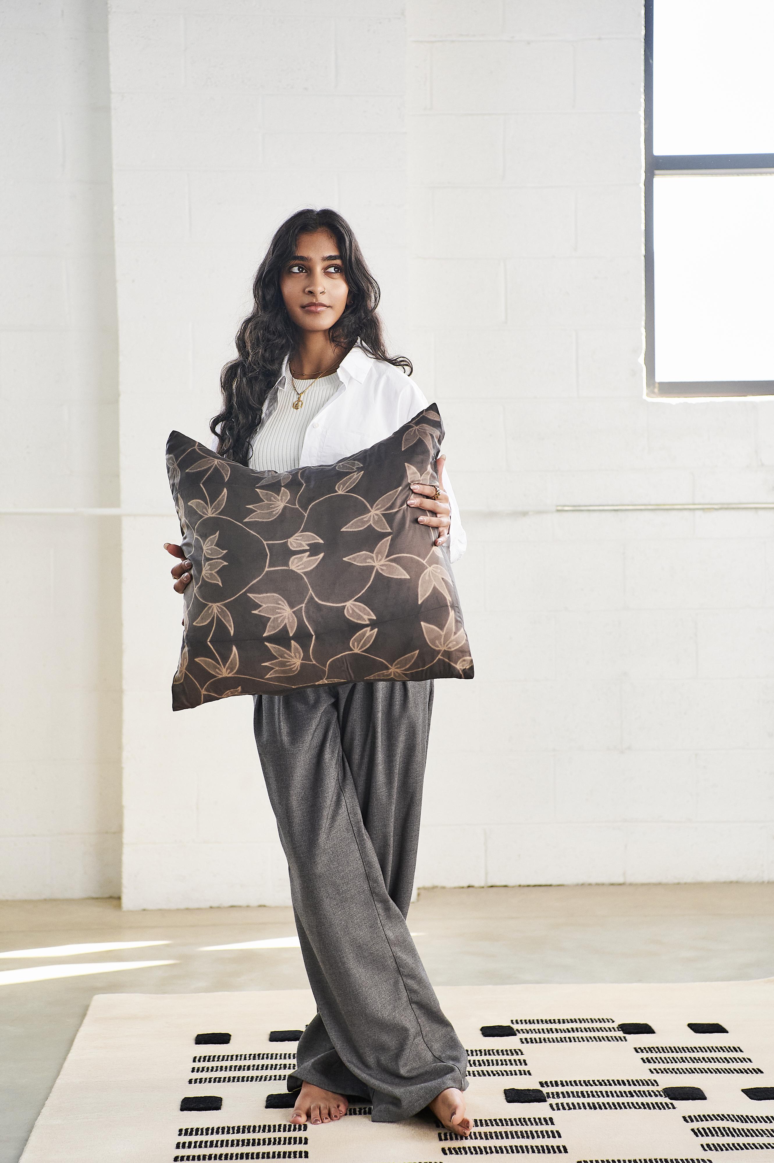 Cuscino Folio in seta nera con motivi floreali realizzati a mano da artigiani In condizioni Nuovo in vendita a Bloomfield Hills, MI