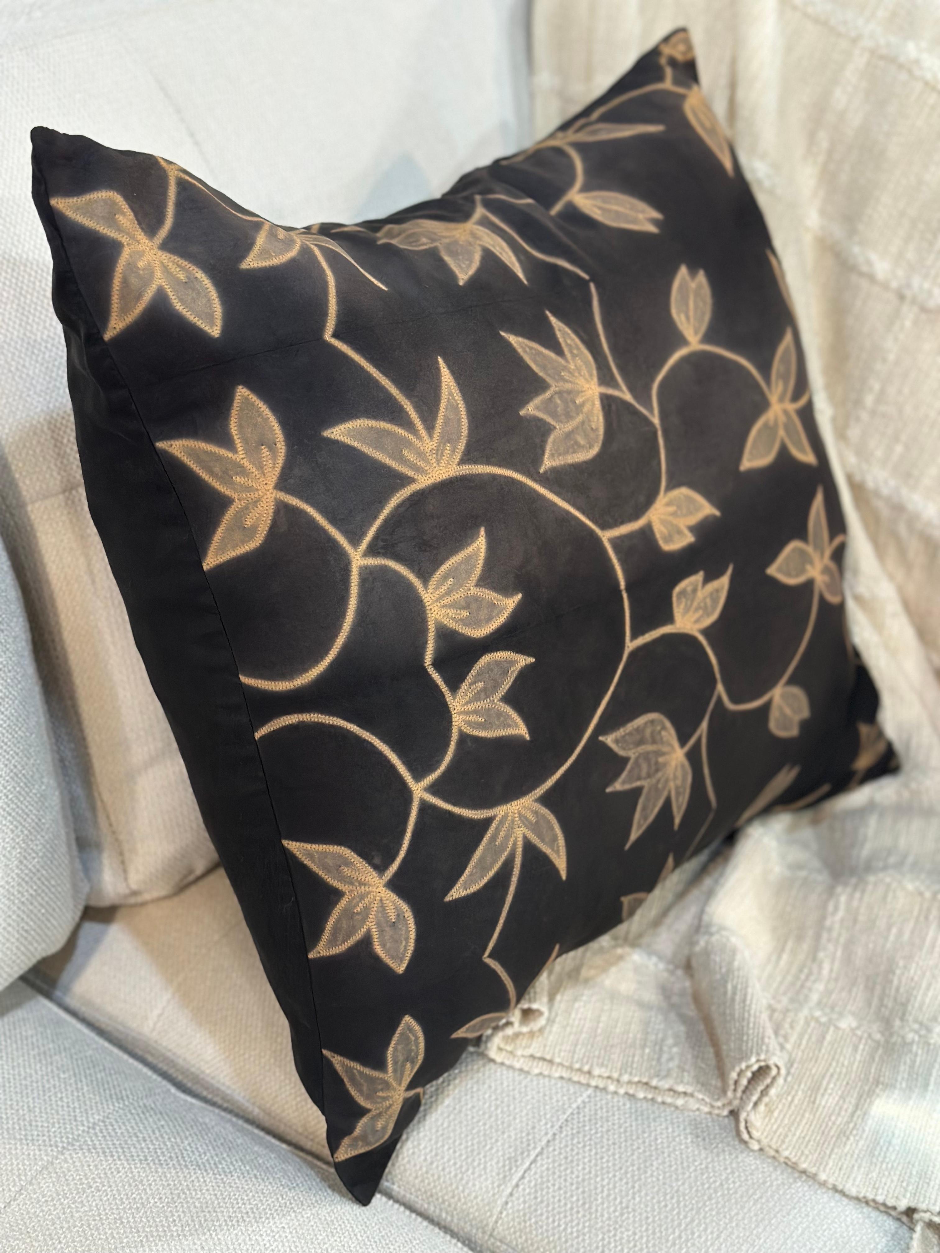 XXI secolo e contemporaneo Cuscino Folio in seta nera con motivi floreali realizzati a mano da artigiani in vendita