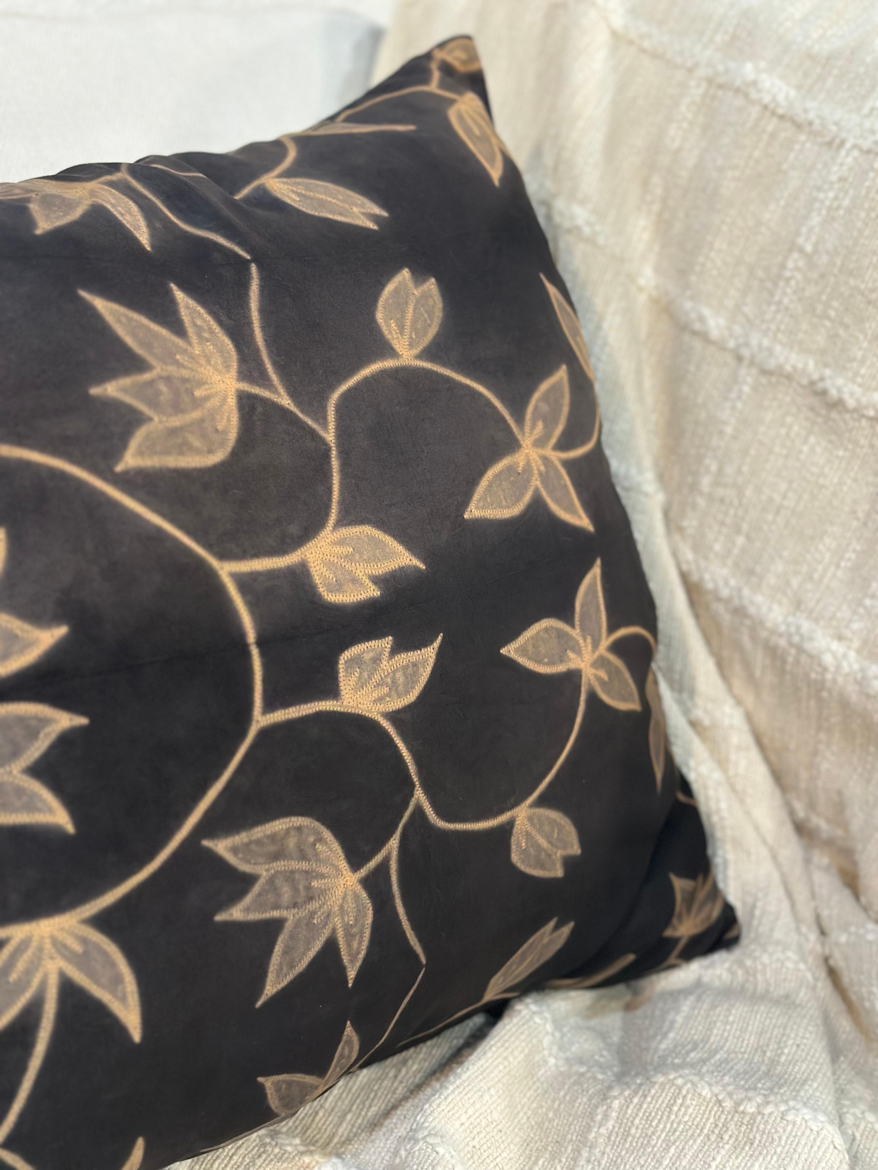 Seta Cuscino Folio in seta nera con motivi floreali realizzati a mano da artigiani in vendita