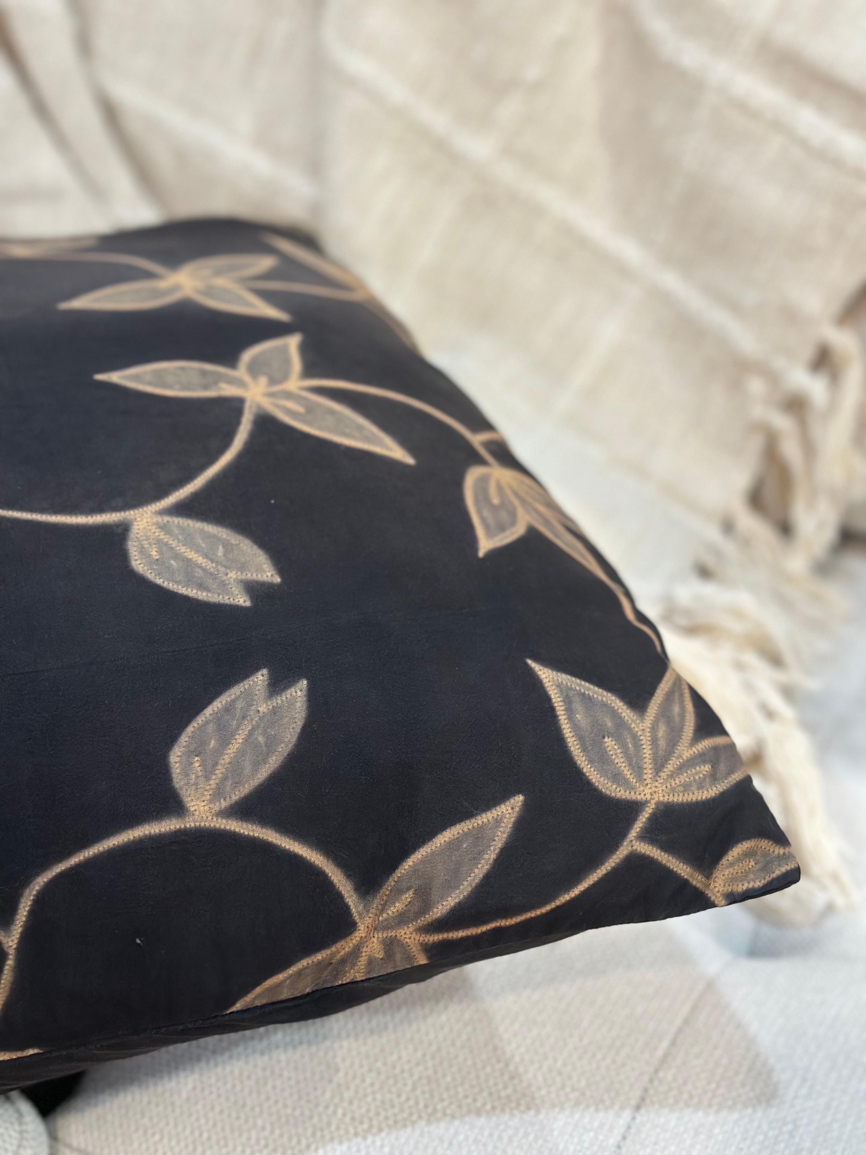 Cuscino Folio in seta nera con motivi floreali realizzati a mano da artigiani in vendita 1