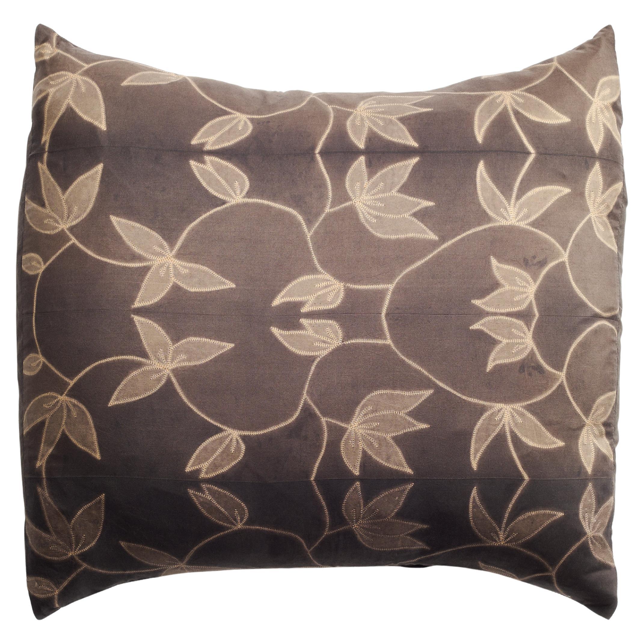 Coussin Folio en soie noire à motifs floraux fabriqué à la main par des artisans