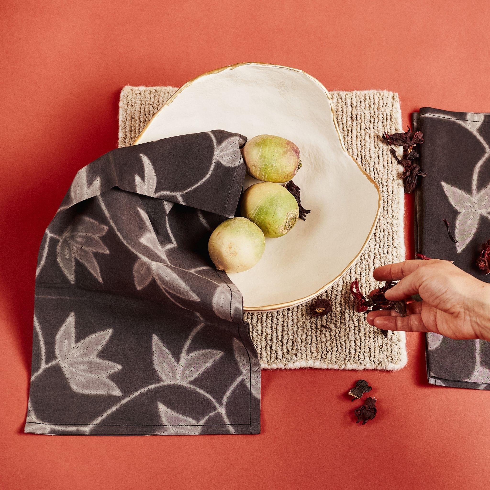 Folio noir  La serviette de table est une serviette artisanale unique et moderne. Créée de manière artistique et éthique par des artisans en Inde en utilisant le shibori.  en utilisant uniquement des teintures naturelles pures. Il s'agit d'une pure