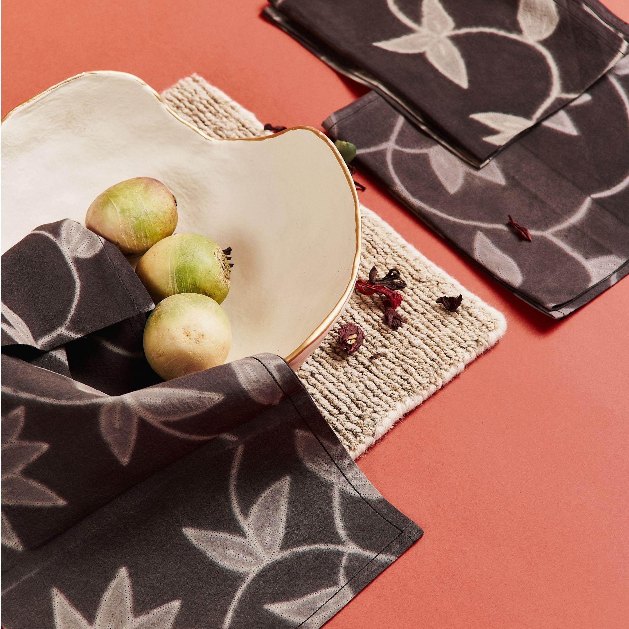 Moderne Serviette de table en coton noir anthracite Folio , fait à la main par des artisans ( lot de 4 ) en vente