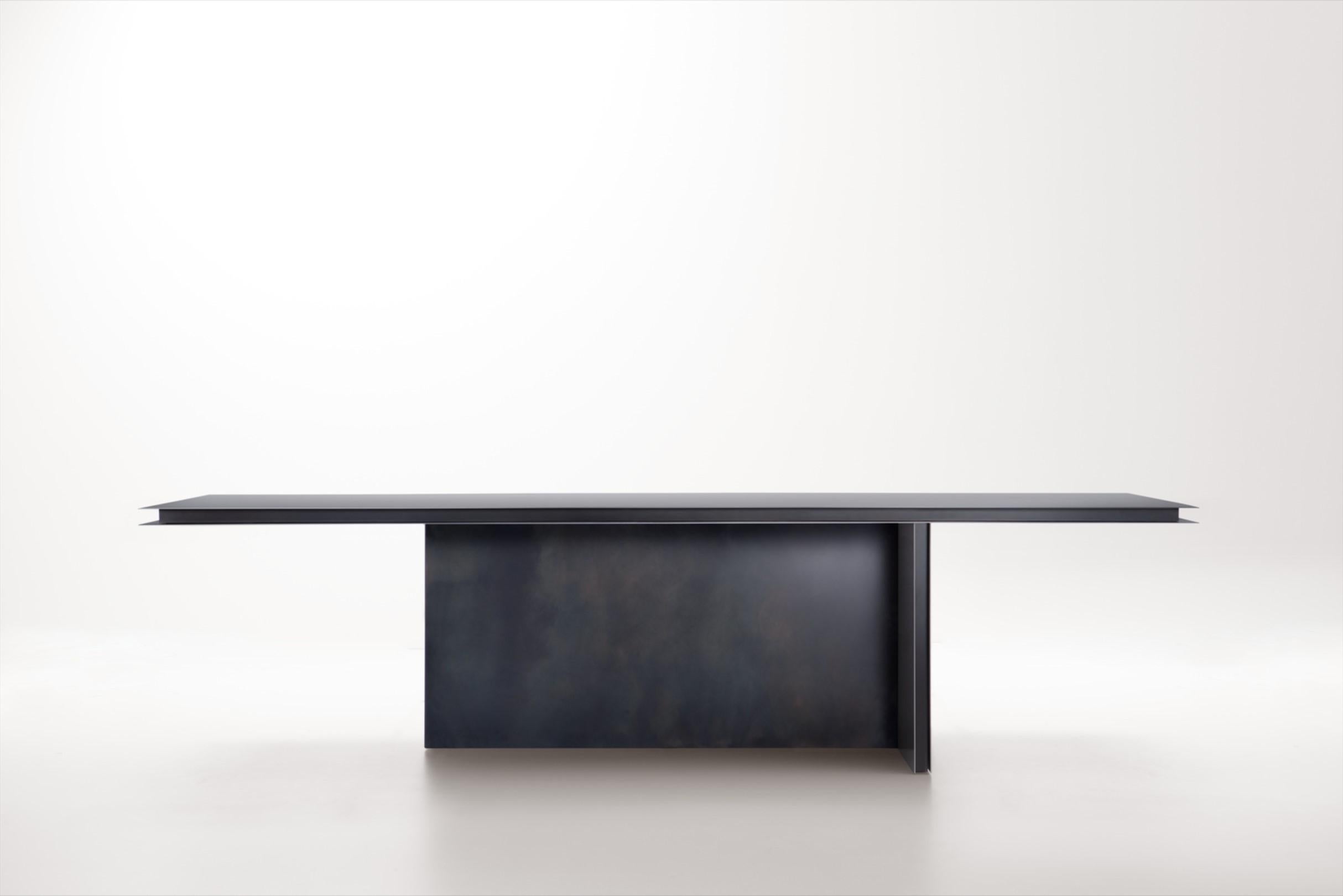 Console Folio di De Castelli
Dimensioni: L 160 x P 45 x H 90 cm
Materiali: Acciaio inossidabile DeMarea
Sono disponibili anche versioni in ottone e rame. Contattaci per qualsiasi richiesta.

Una presenza drammatica, audace ma essenziale definisce la