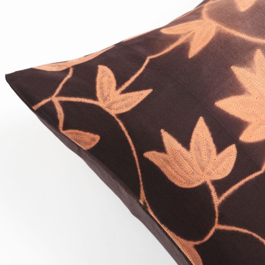 Folio Ebony Gold Floral Pattern Shibori Silk Pillow In New Condition For Sale In Bloomfield Hills, MI