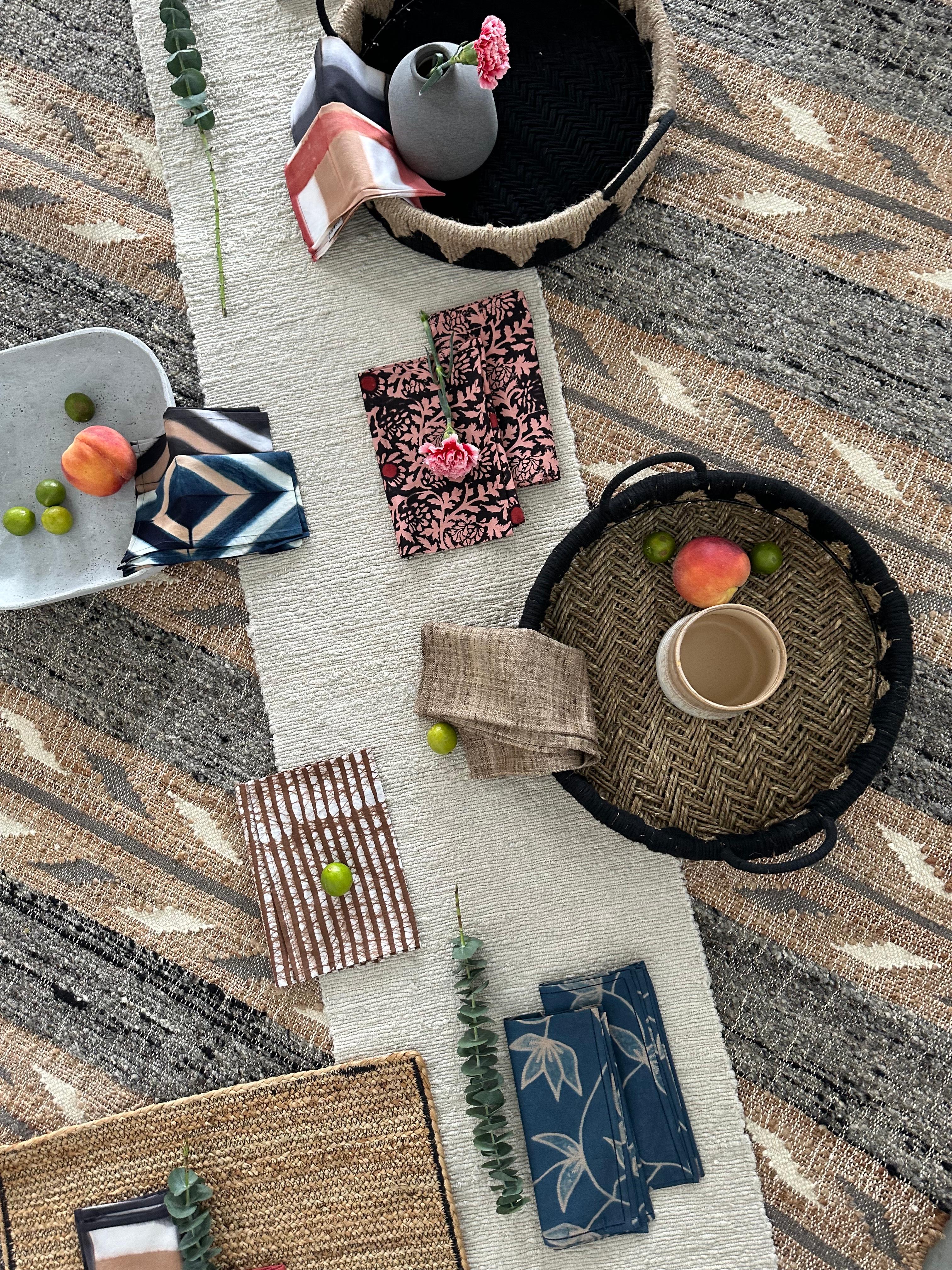 Napkin de table Folio en coton indigo, fabriqué à la main par des artisans ( lot de 4  ) en vente 5
