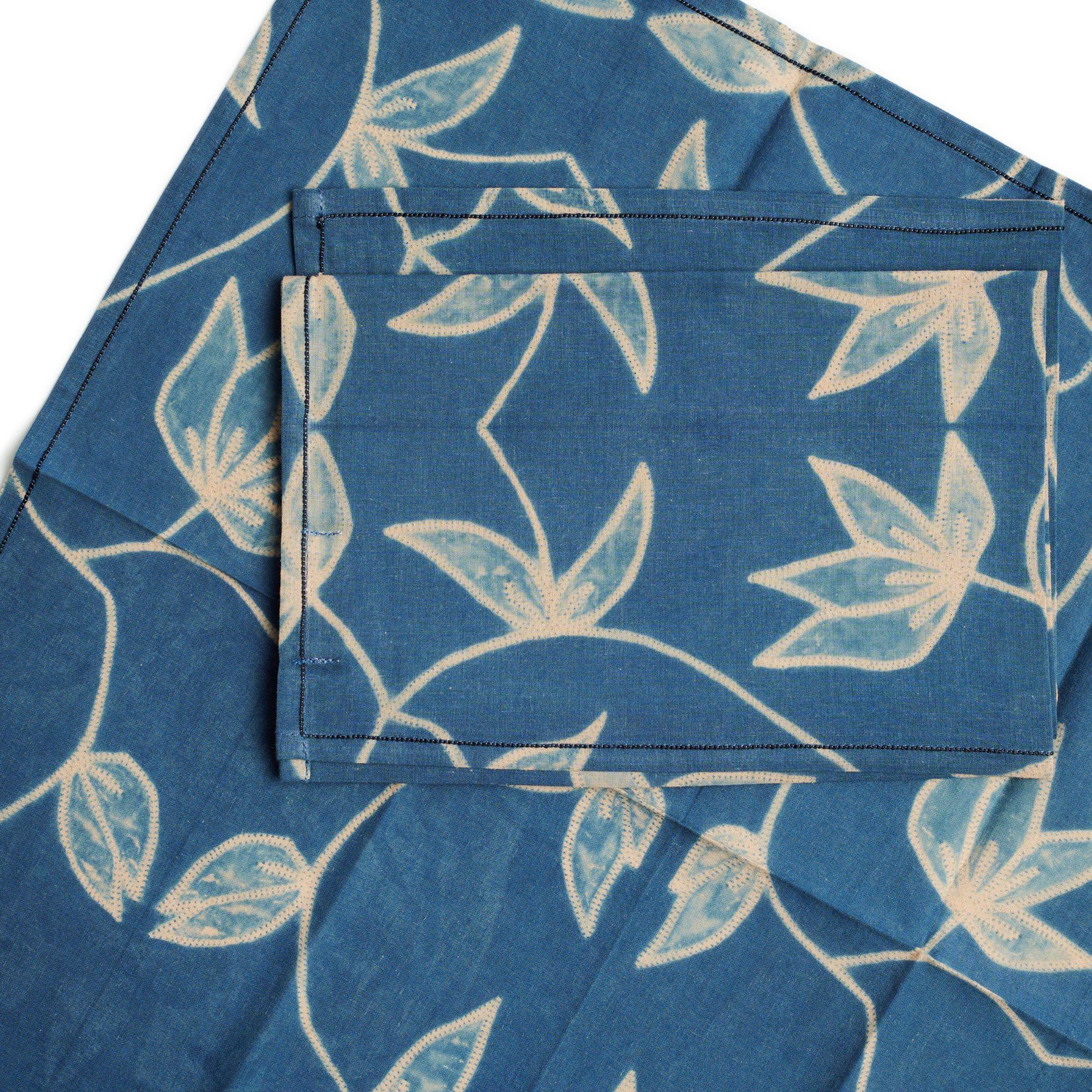 Moderne Napkin de table Folio en coton indigo, fabriqué à la main par des artisans (set de 4 serviettes)  en vente