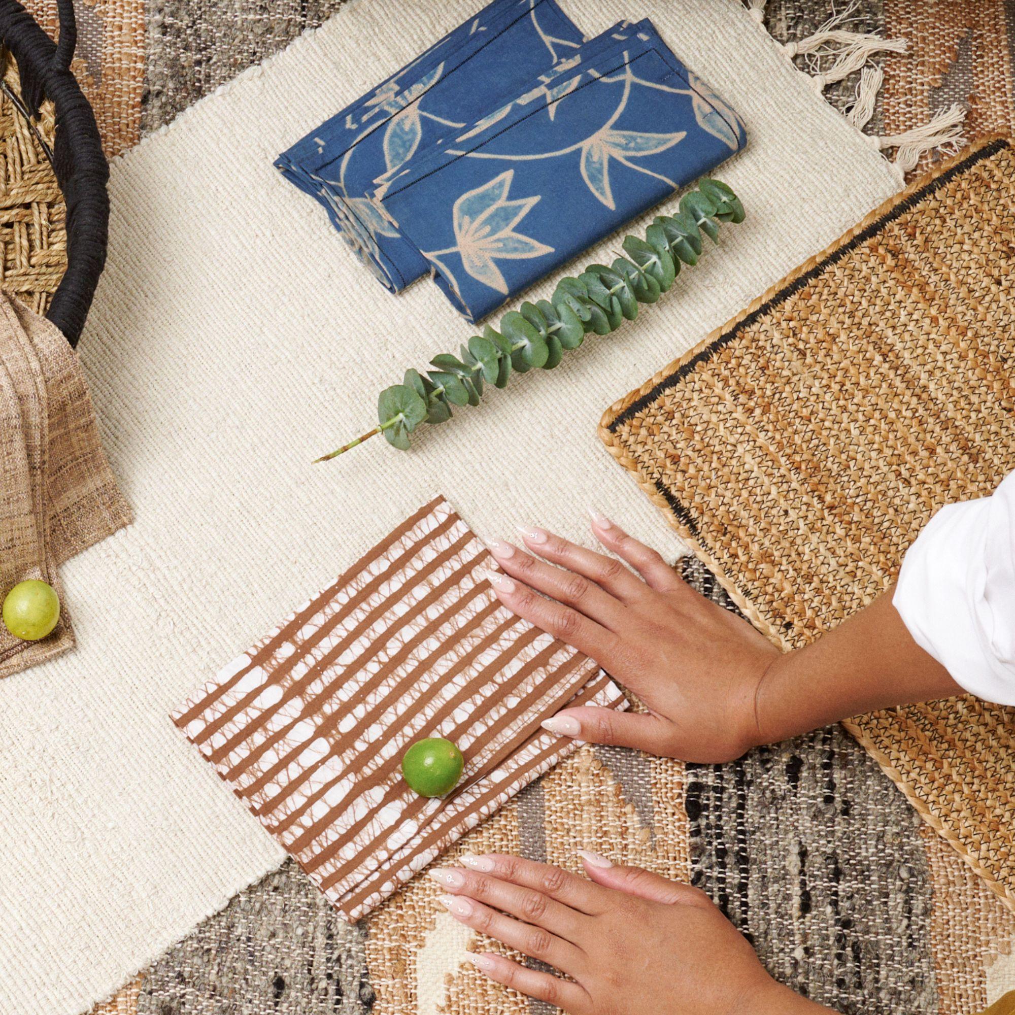 Teint Napkin de table Folio en coton indigo, fabriqué à la main par des artisans (set de 4 serviettes)  en vente
